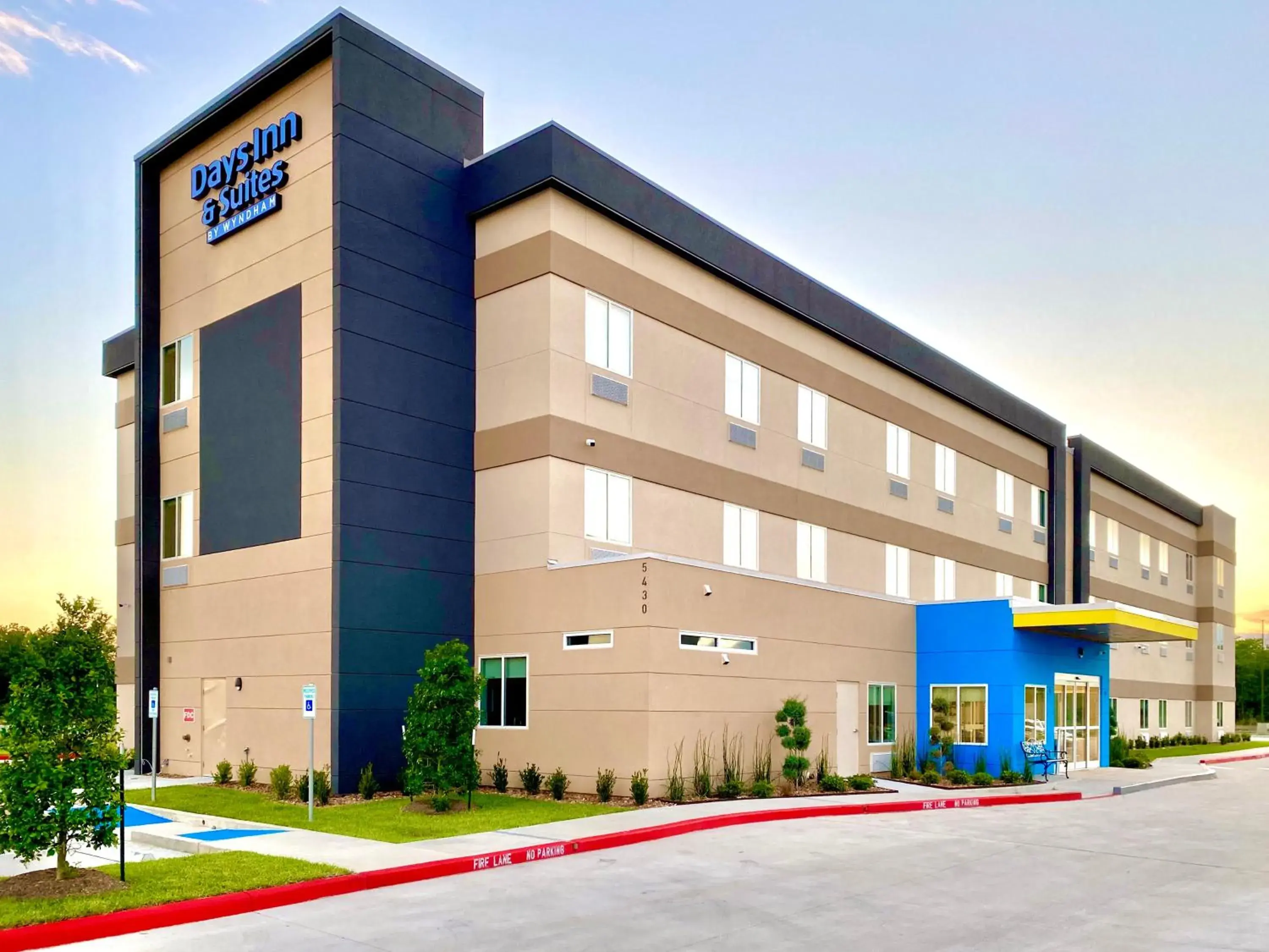 Property building in Days Inn by Wyndham Beaumont West I-10 Walden Property building in Days Inn by Wyndham Beaumont West I-10 Walden