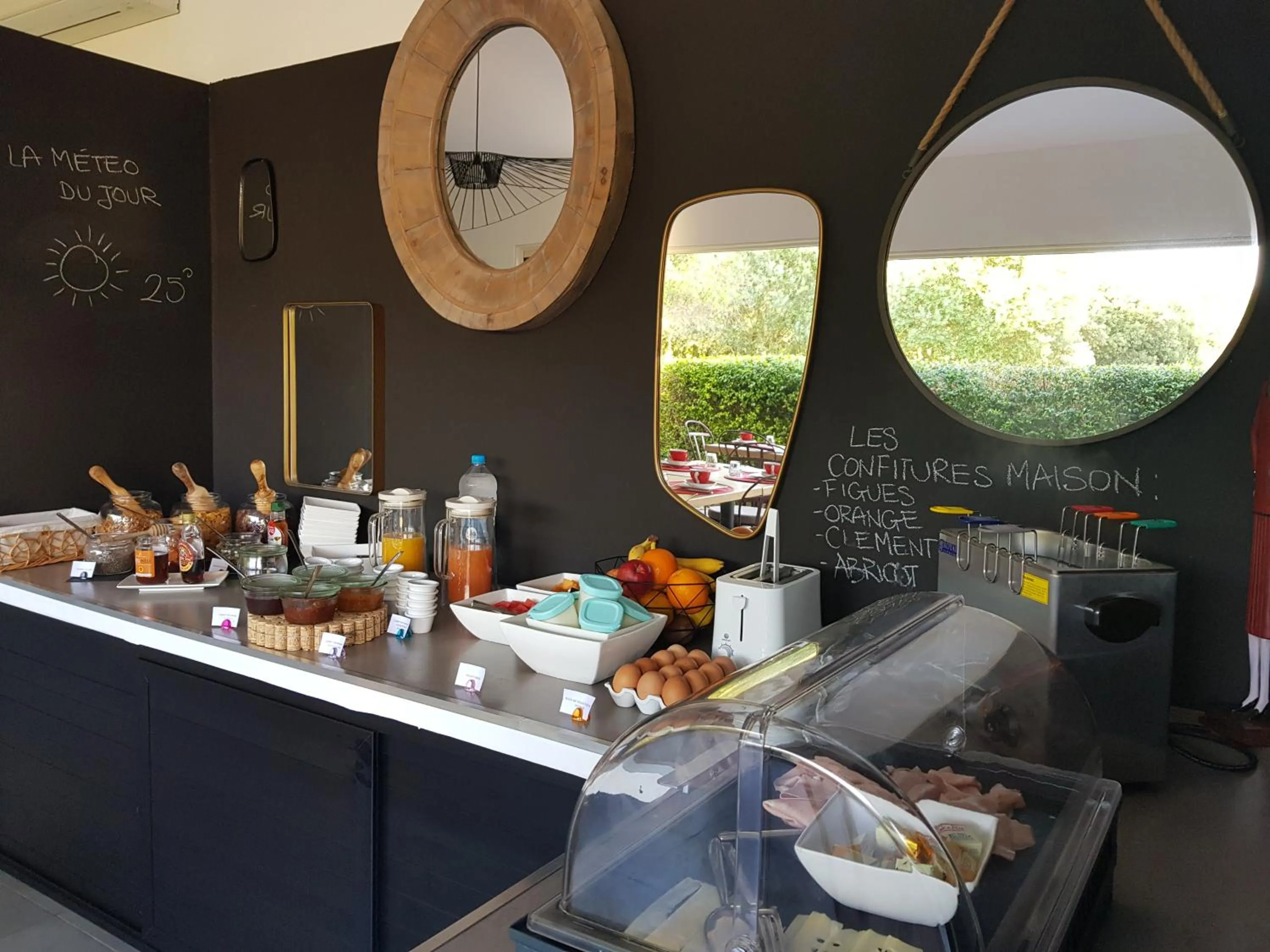 Food and drinks in Poisson Rouge