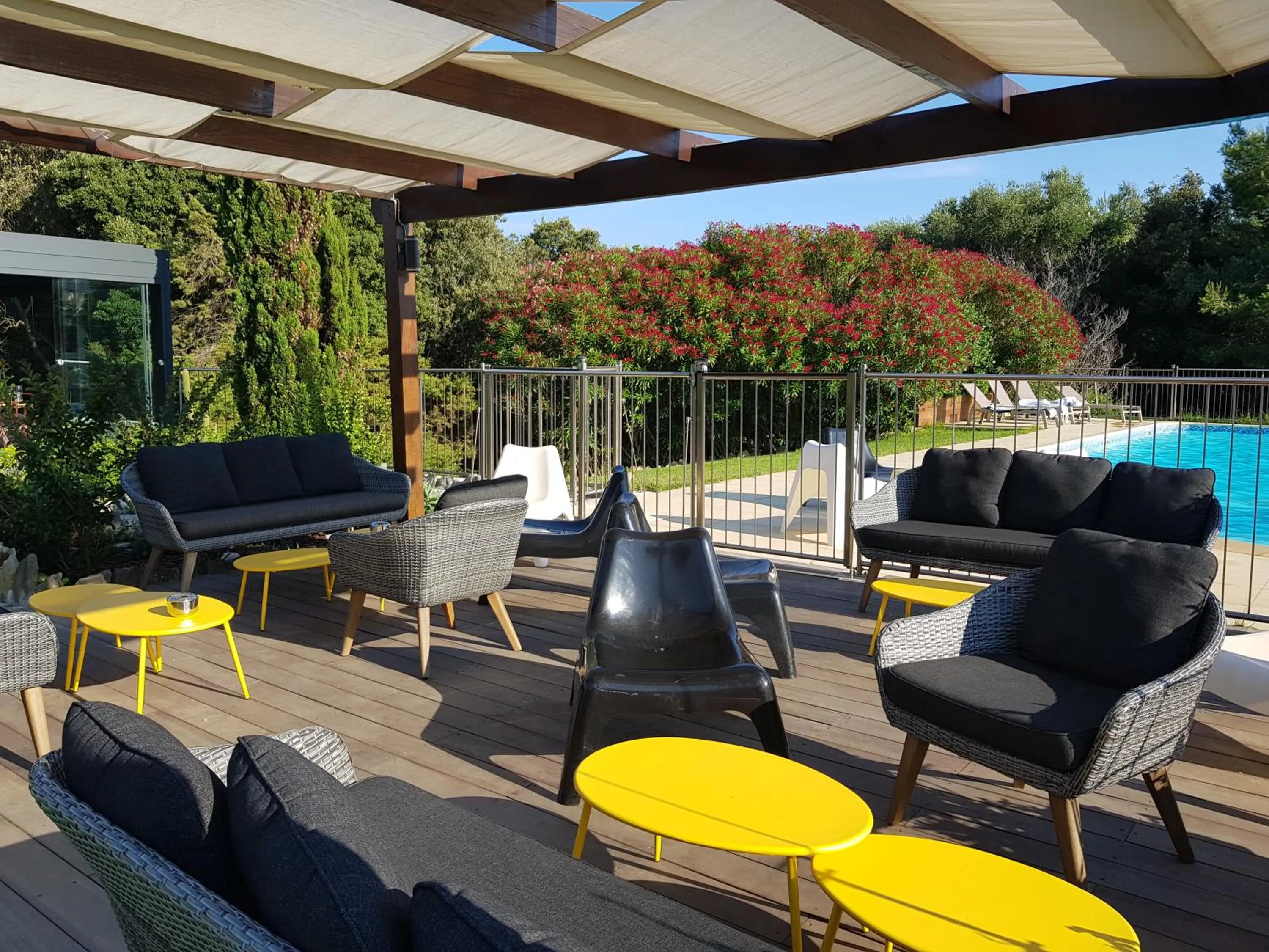 Patio in Poisson Rouge