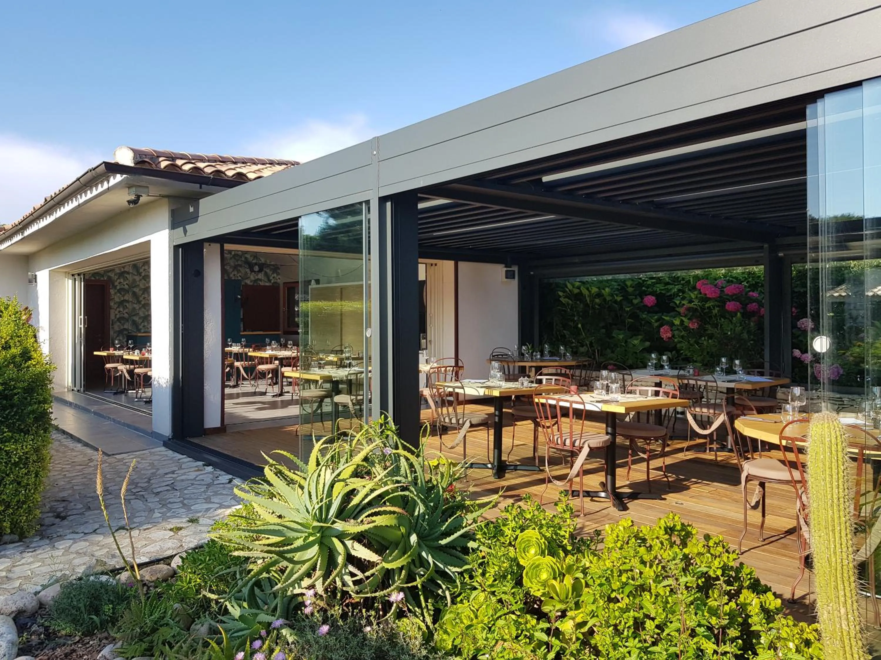 Property building in Poisson Rouge