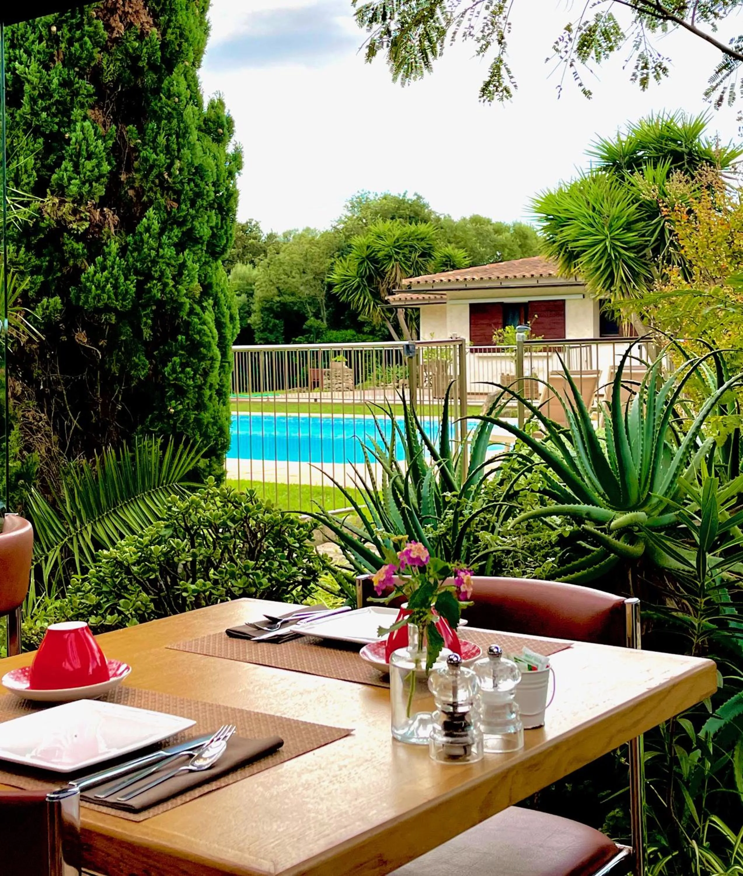 Restaurant/places to eat in Poisson Rouge