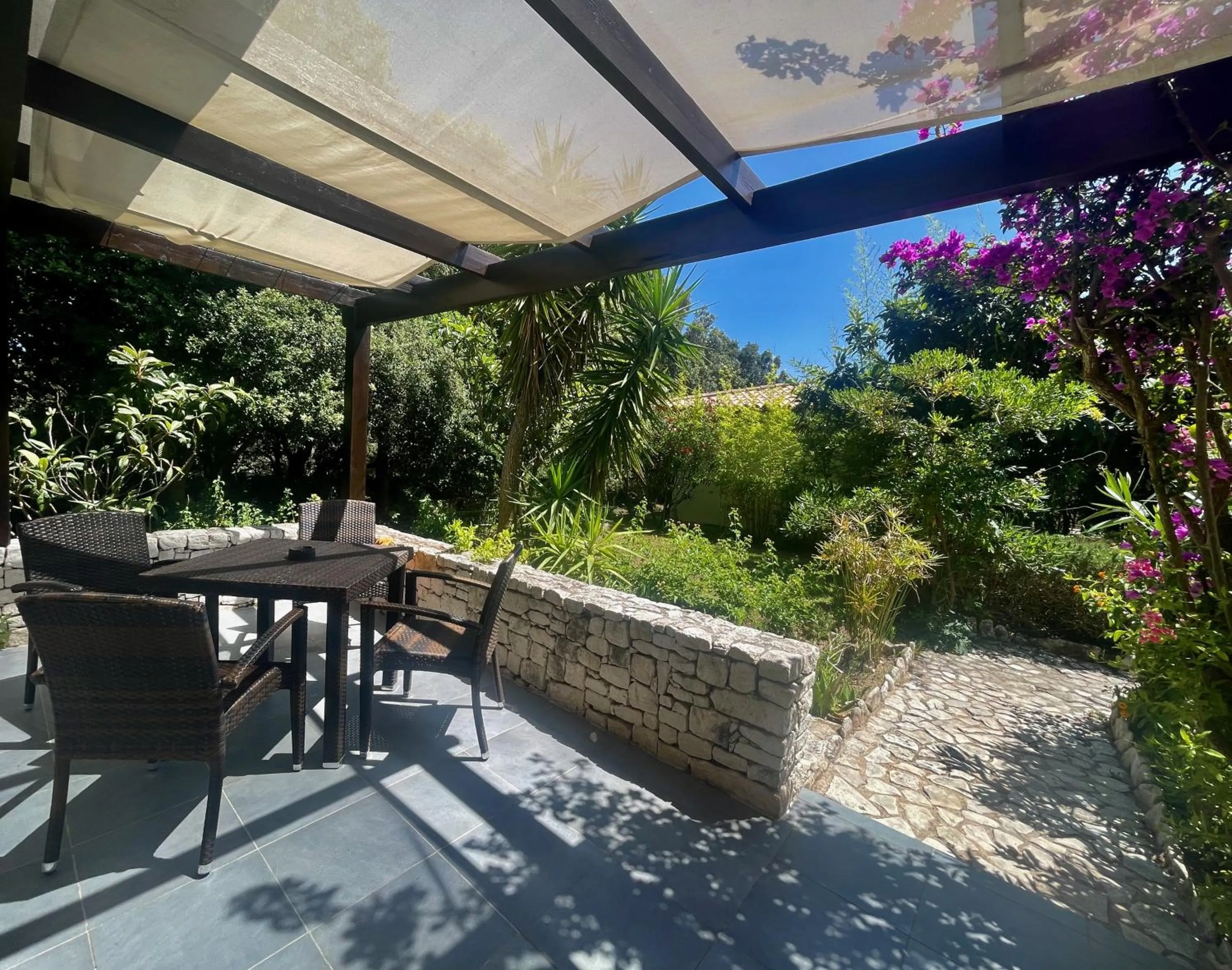 Patio in Poisson Rouge