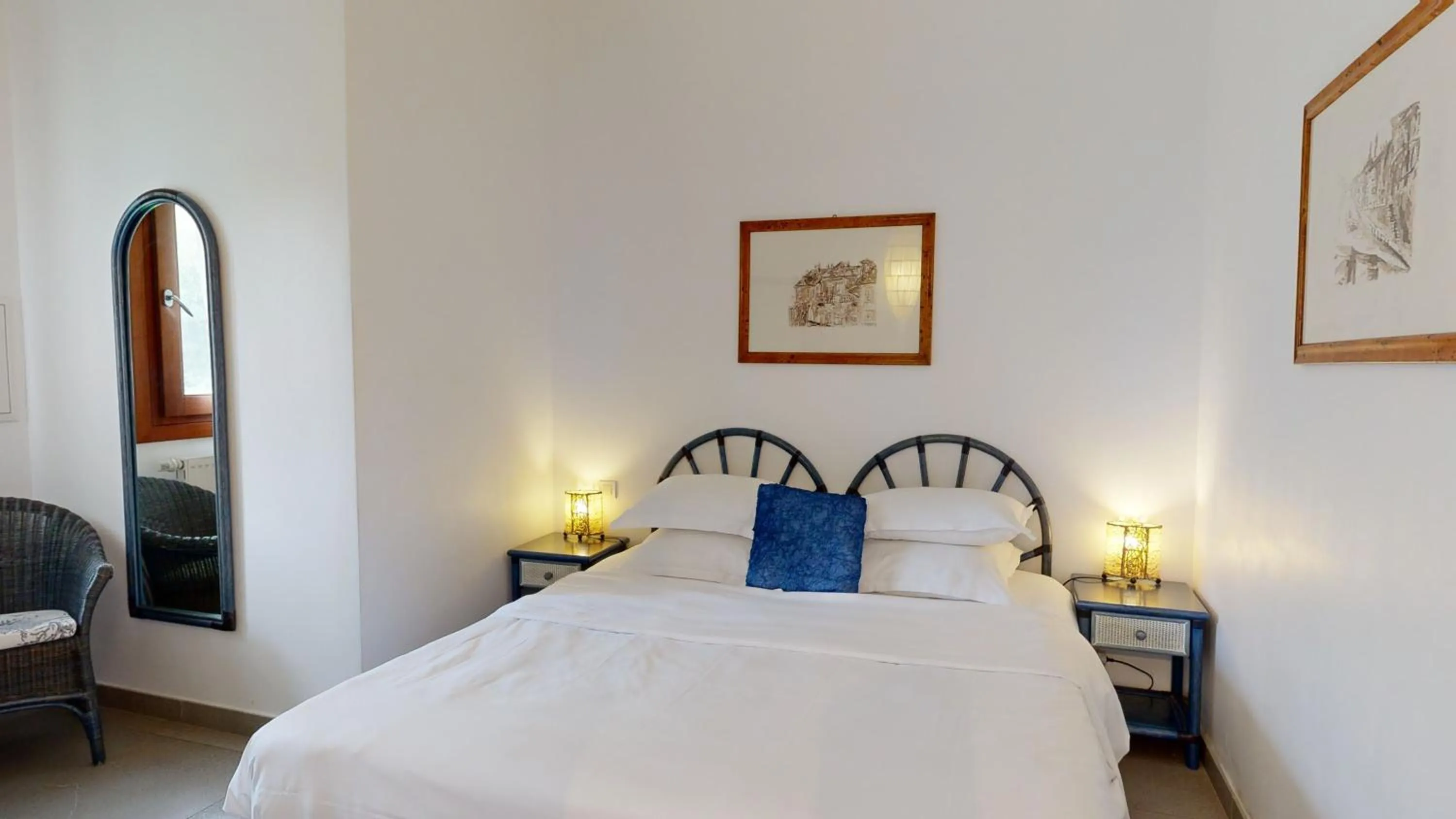 Bed in Poisson Rouge