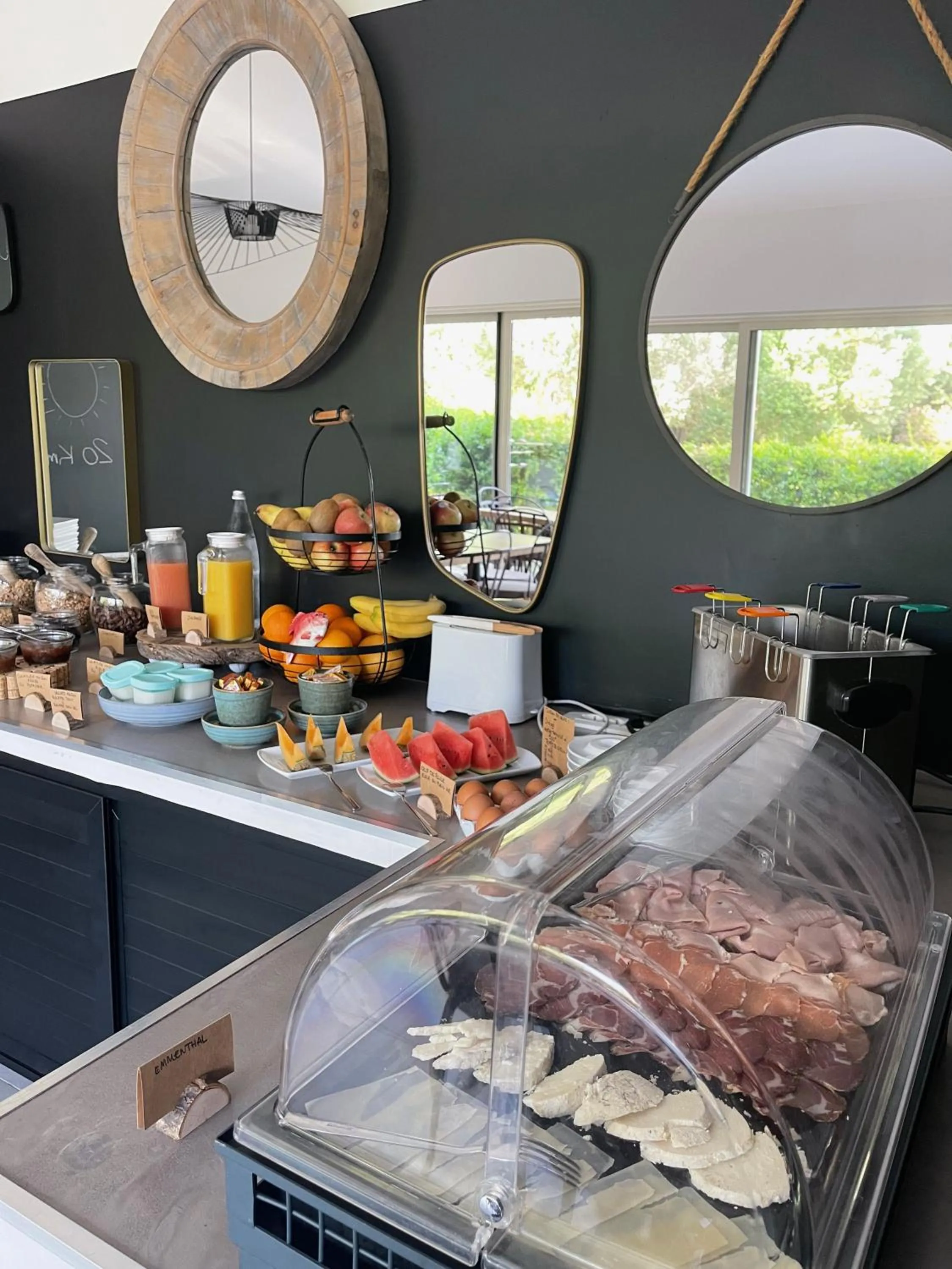 Breakfast in Poisson Rouge