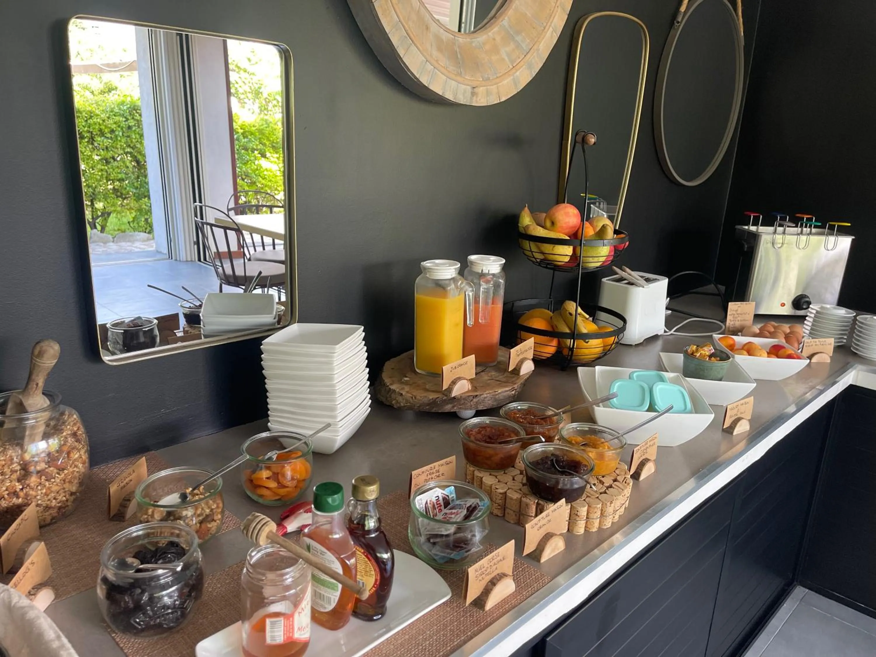 Breakfast in Poisson Rouge