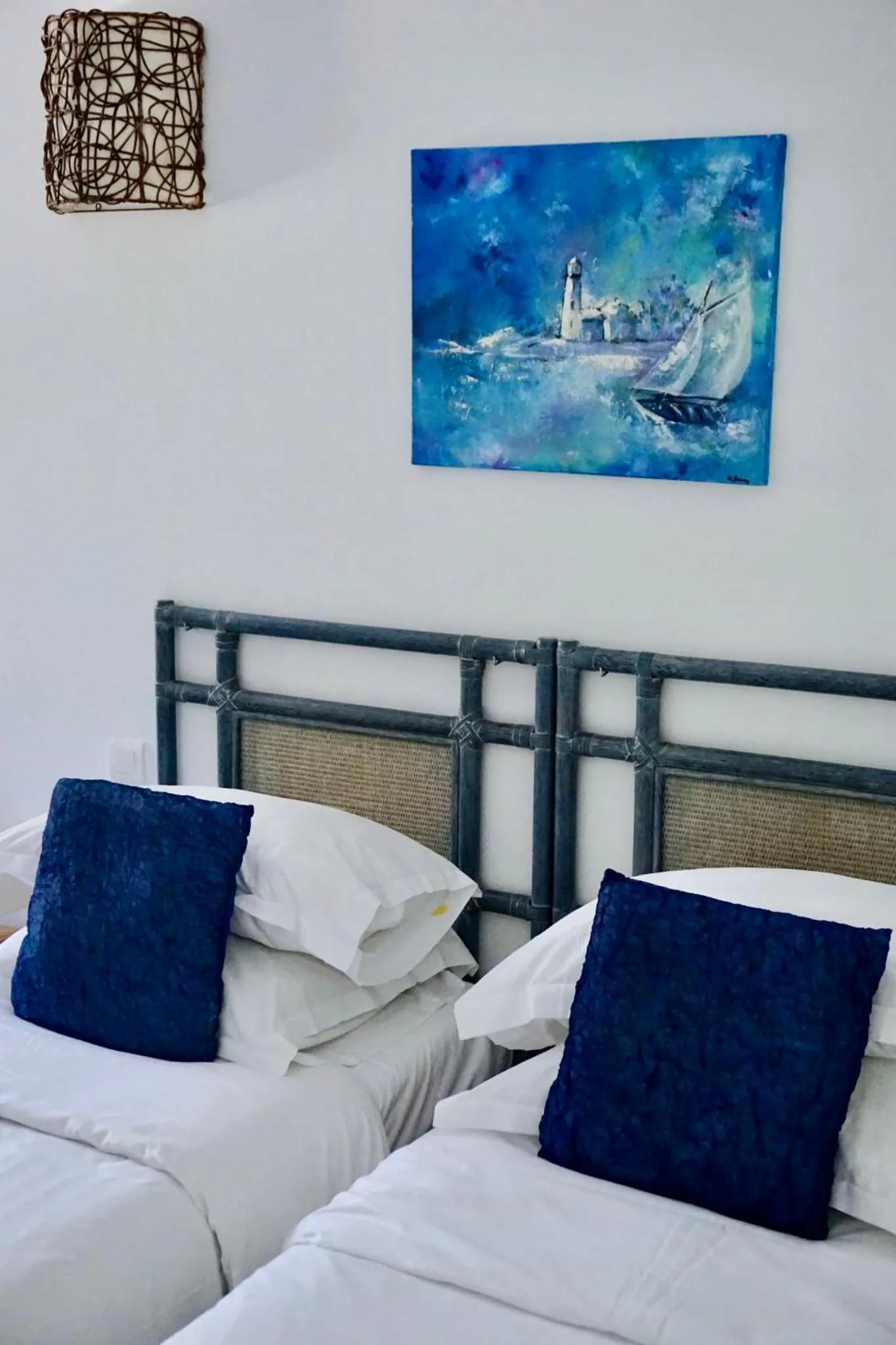 Bed in Poisson Rouge