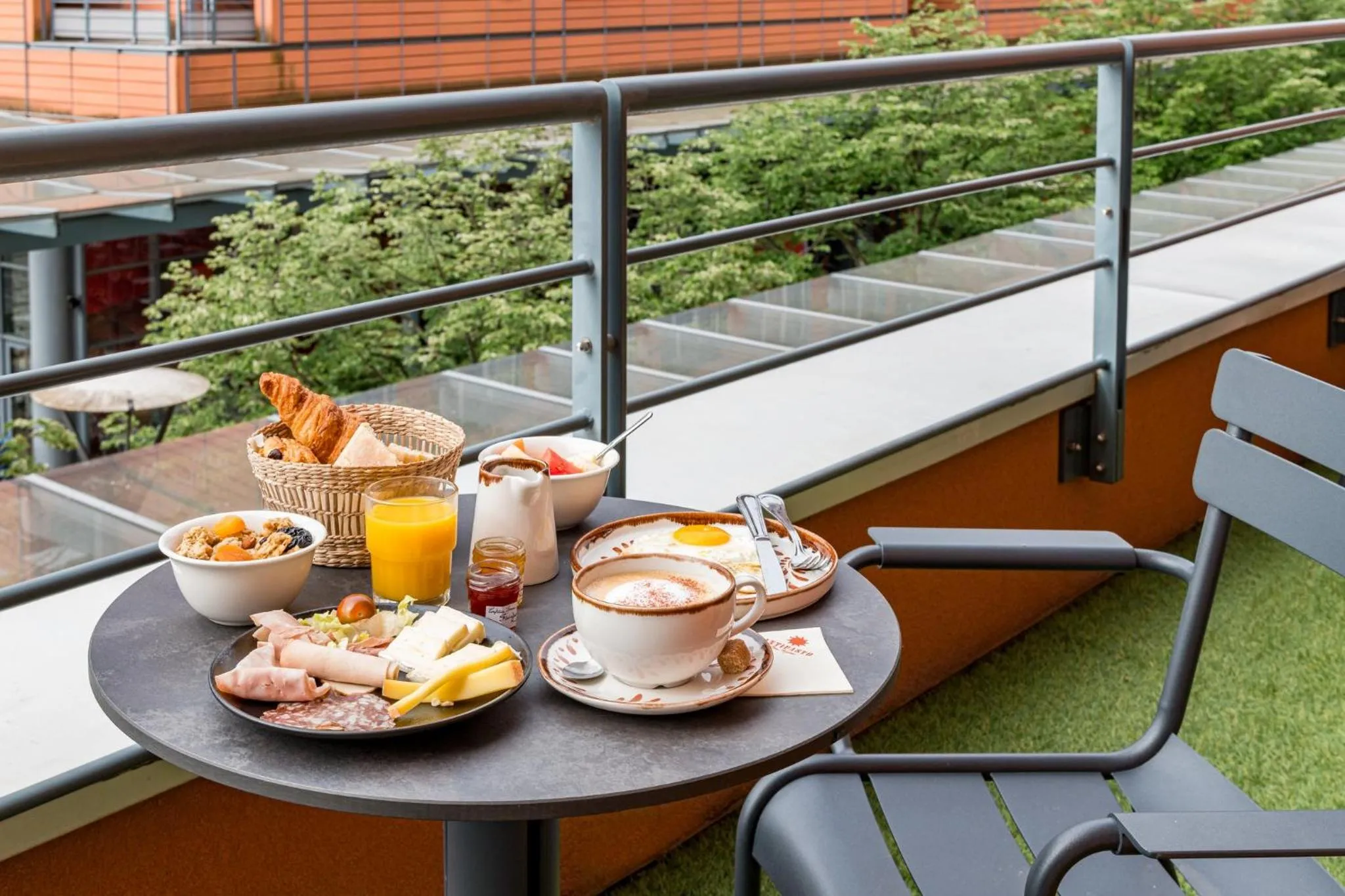 Photo of the whole room in Crowne Plaza Lyon - Cité Internationale