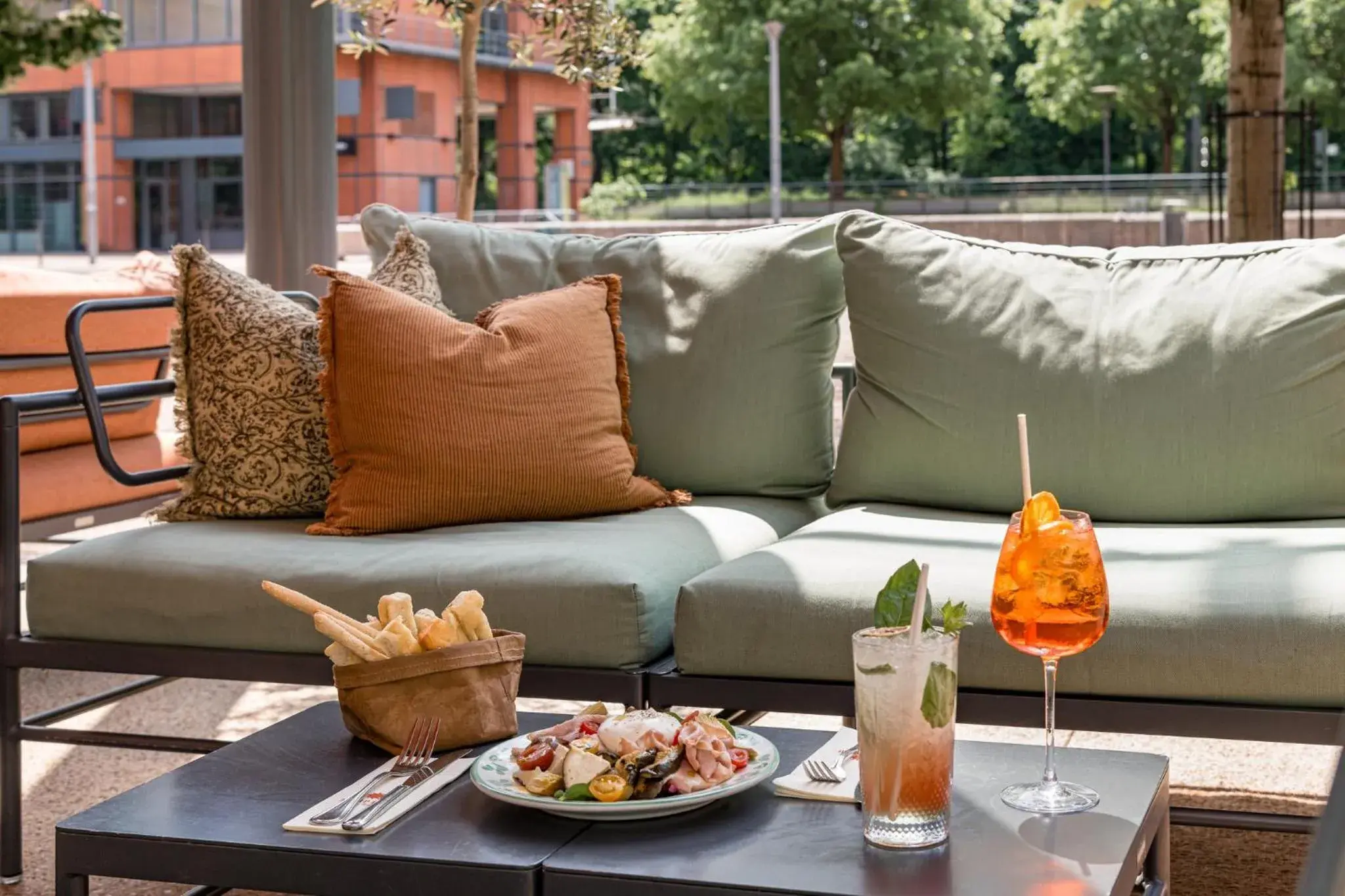 Lounge or bar in Crowne Plaza Lyon - Cité Internationale Lounge or bar in Crowne Plaza Lyon - Cité Internationale