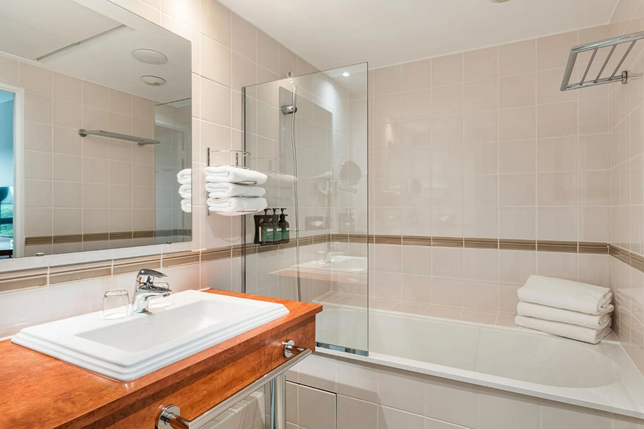 Photo of the whole room in Crowne Plaza Lyon - Cité Internationale