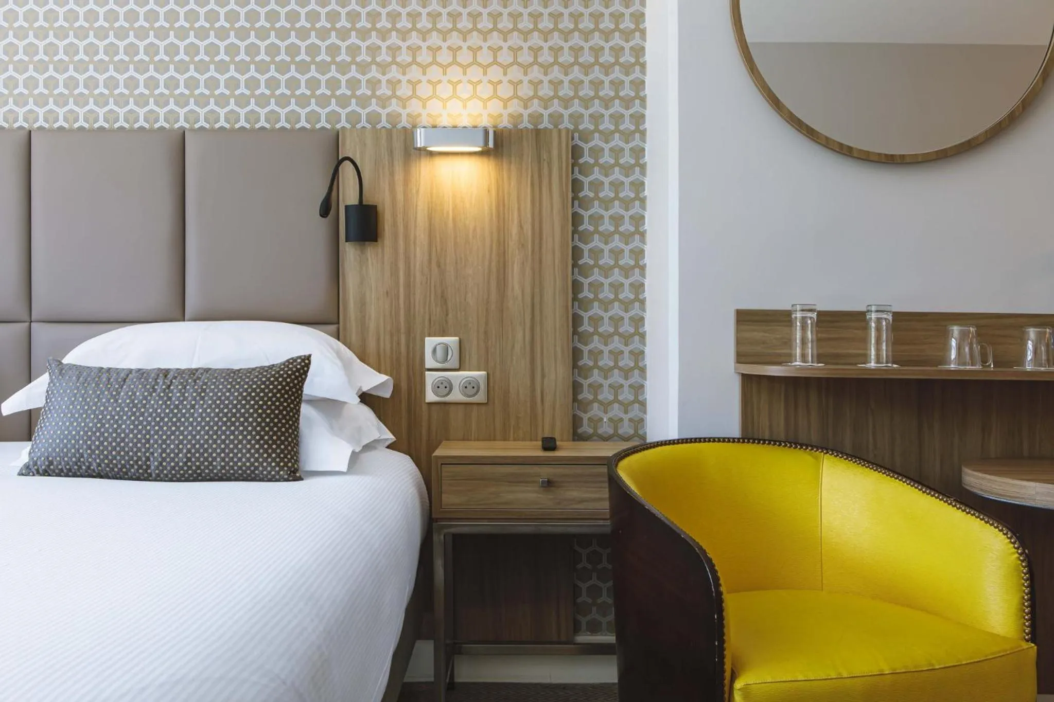 Bedroom, Bed in Crowne Plaza Lyon - Cité Internationale