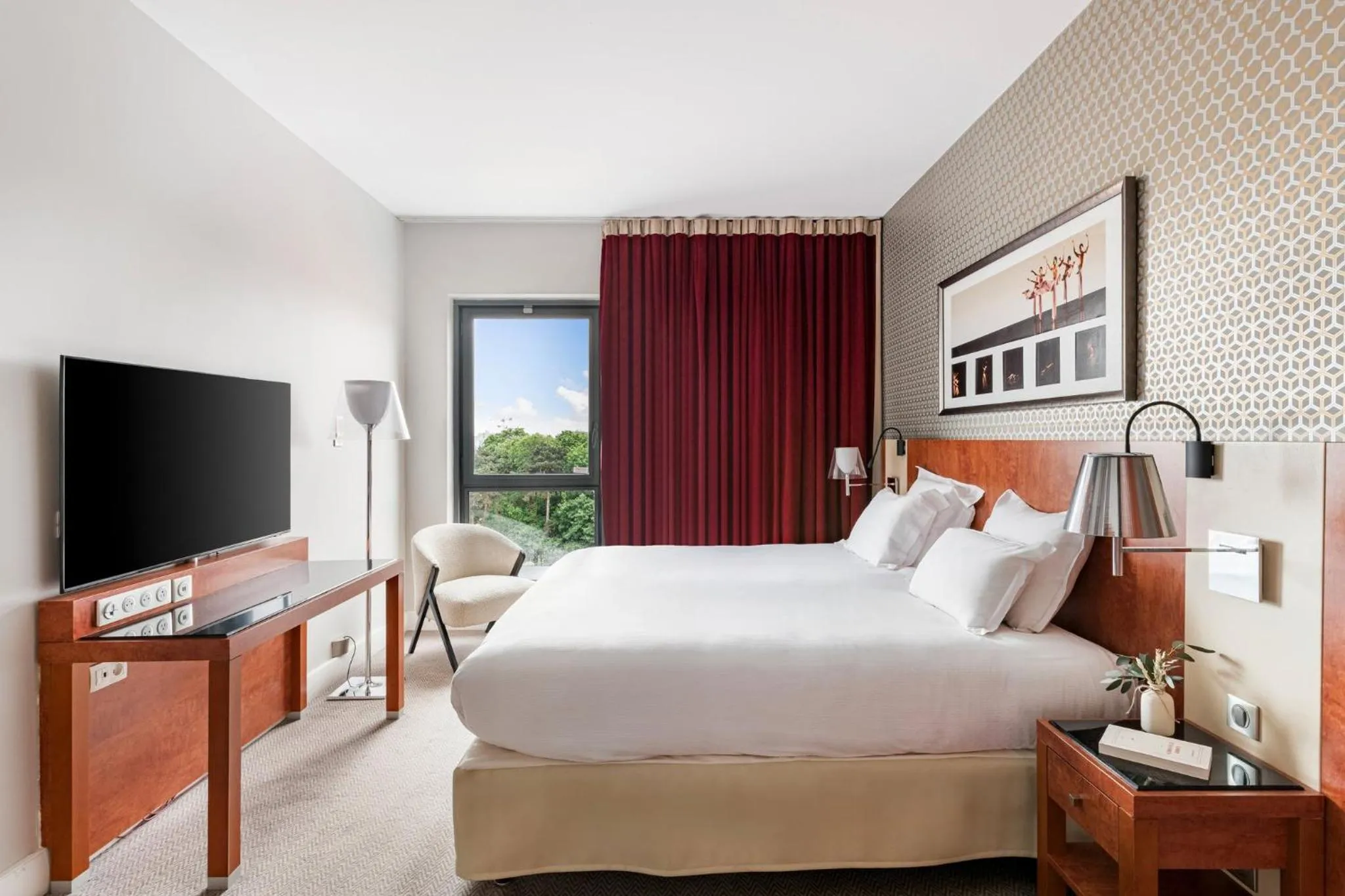 Photo of the whole room, Bed in Crowne Plaza Lyon - Cité Internationale