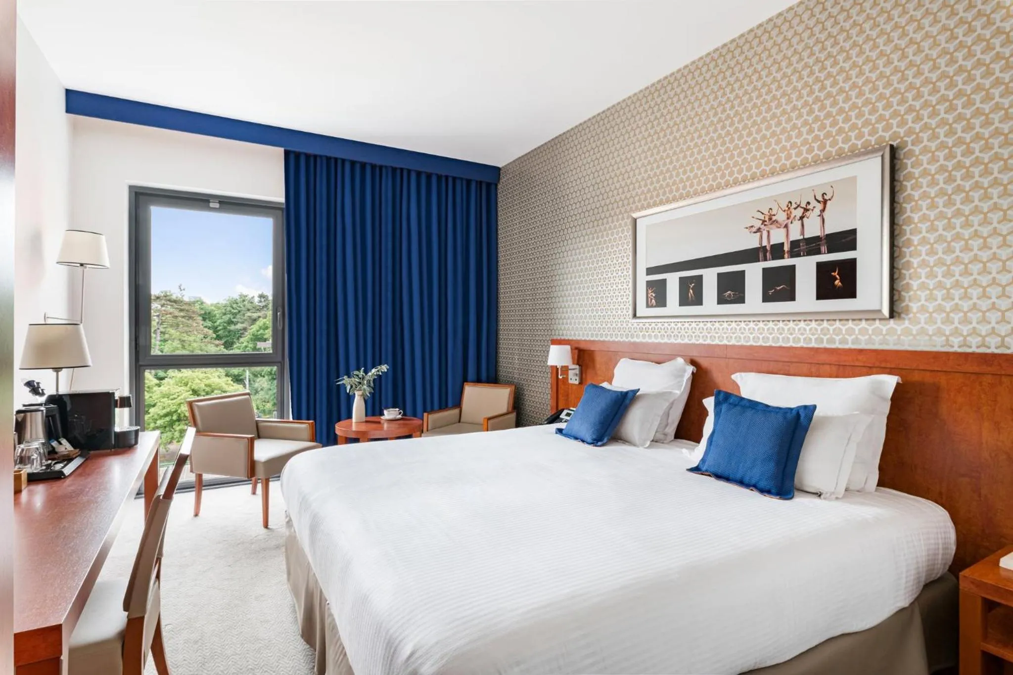 Photo of the whole room, Bed in Crowne Plaza Lyon - Cité Internationale