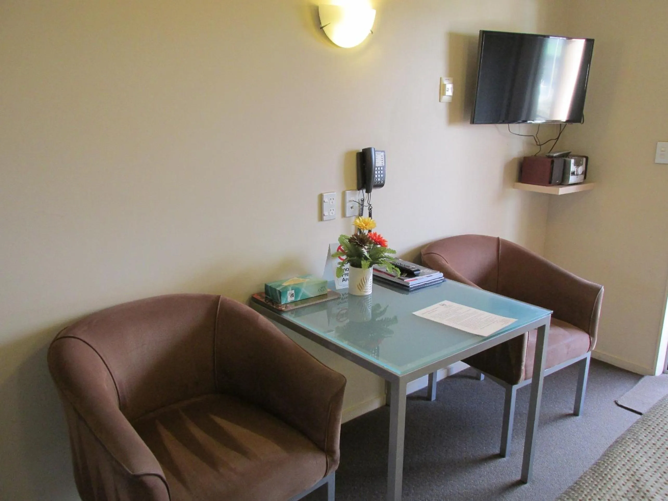 Seating area in 166 Majestic Court Motel