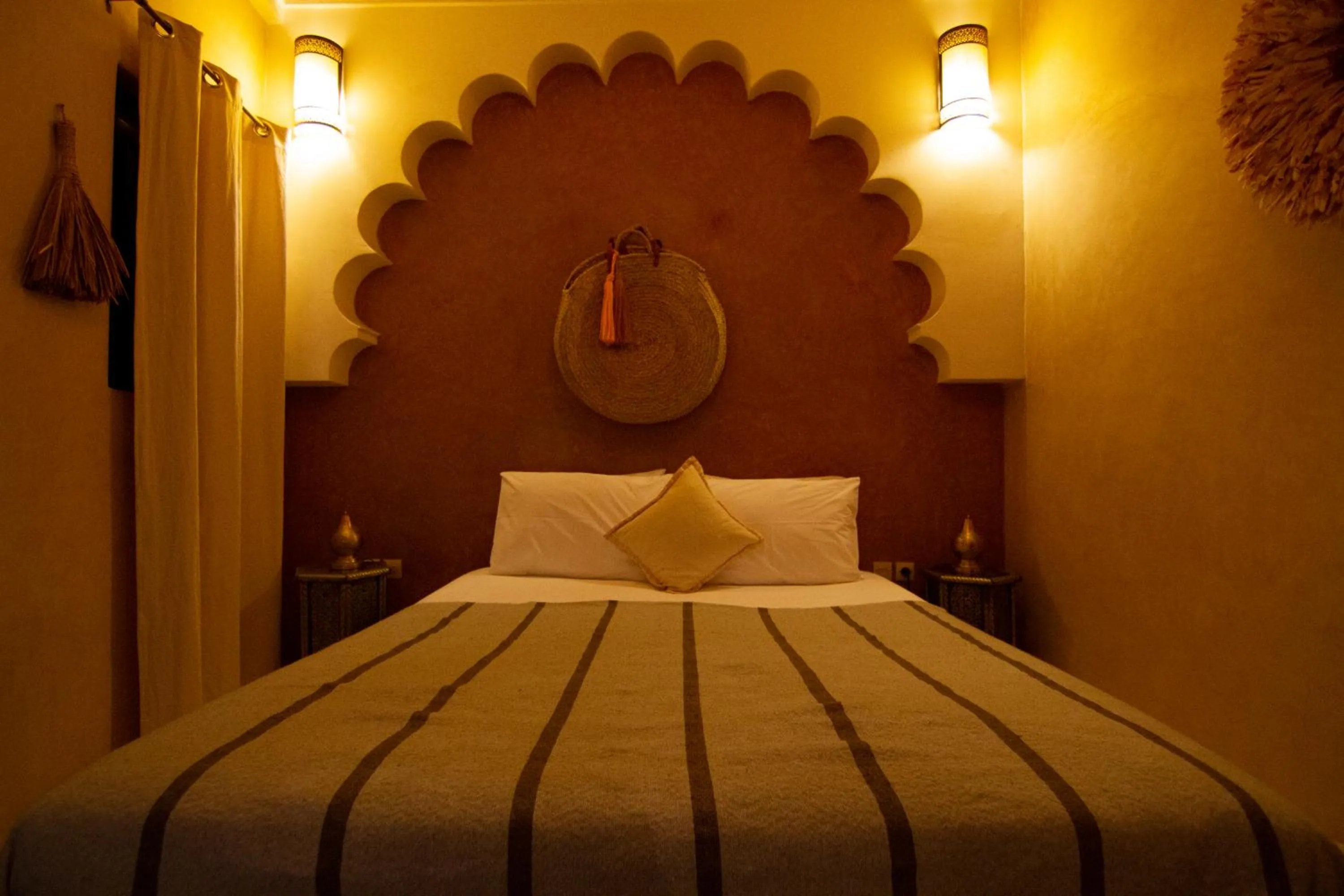 Photo of the whole room, Bed in riad mimoune