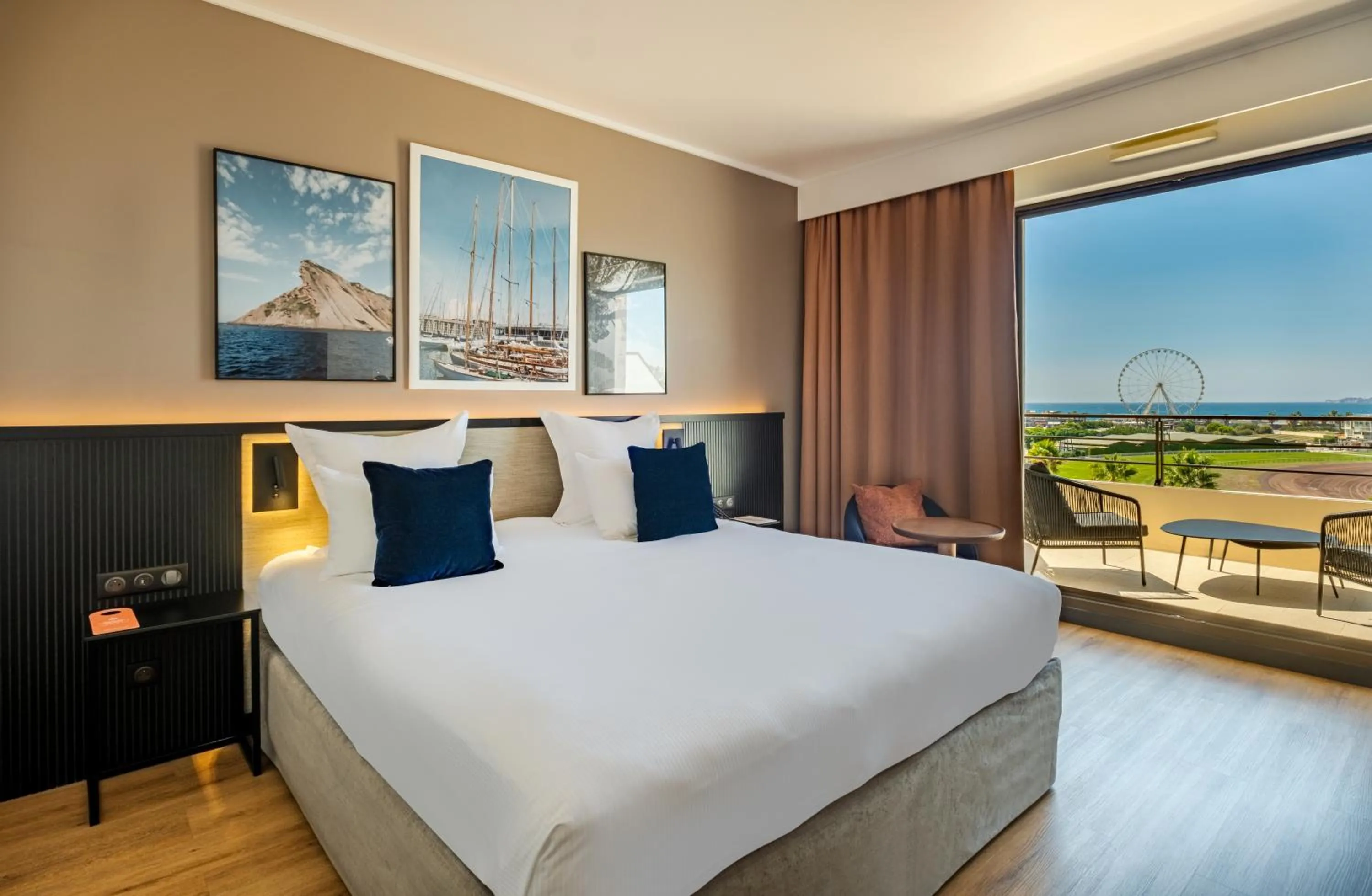 Sea view, Bed in Hôtel Villa Massalia