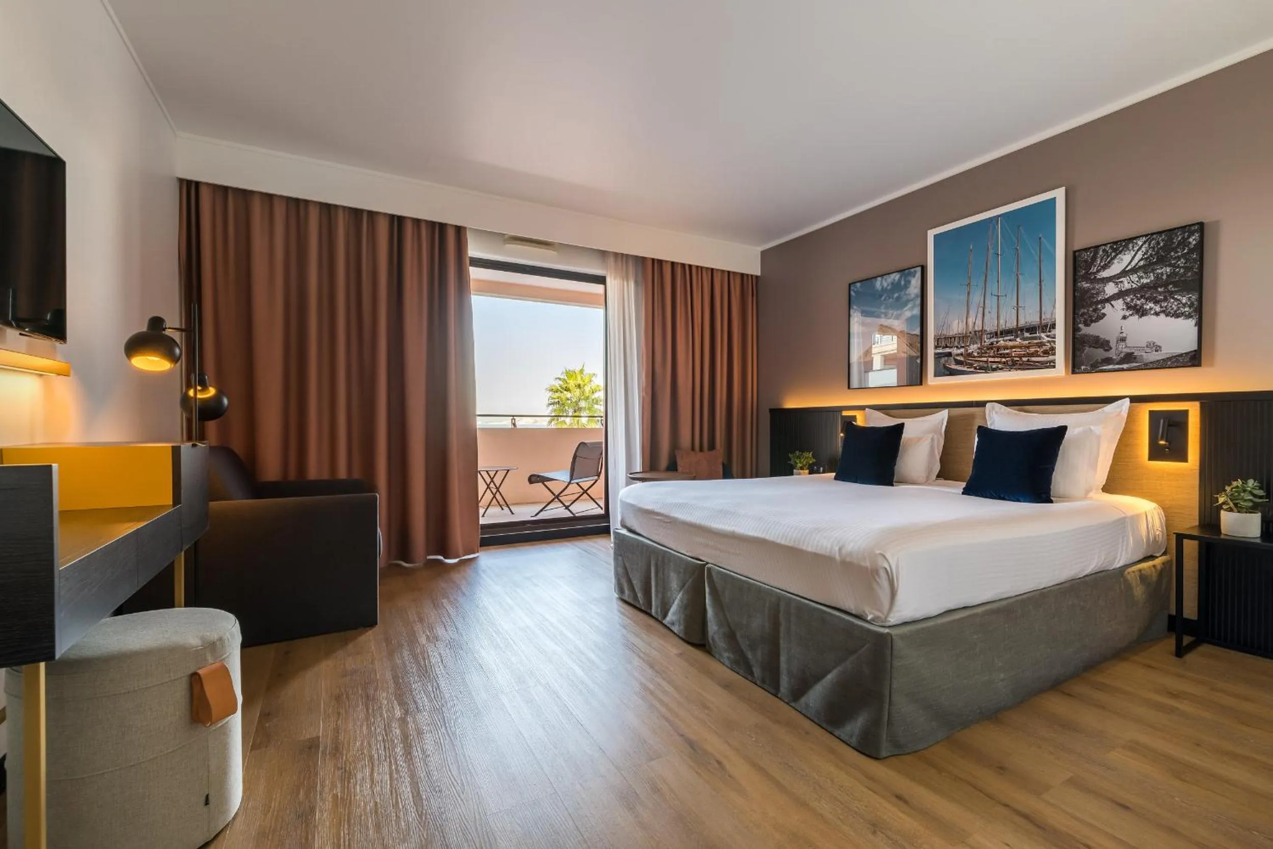 Photo of the whole room, Bed in Hôtel Villa Massalia