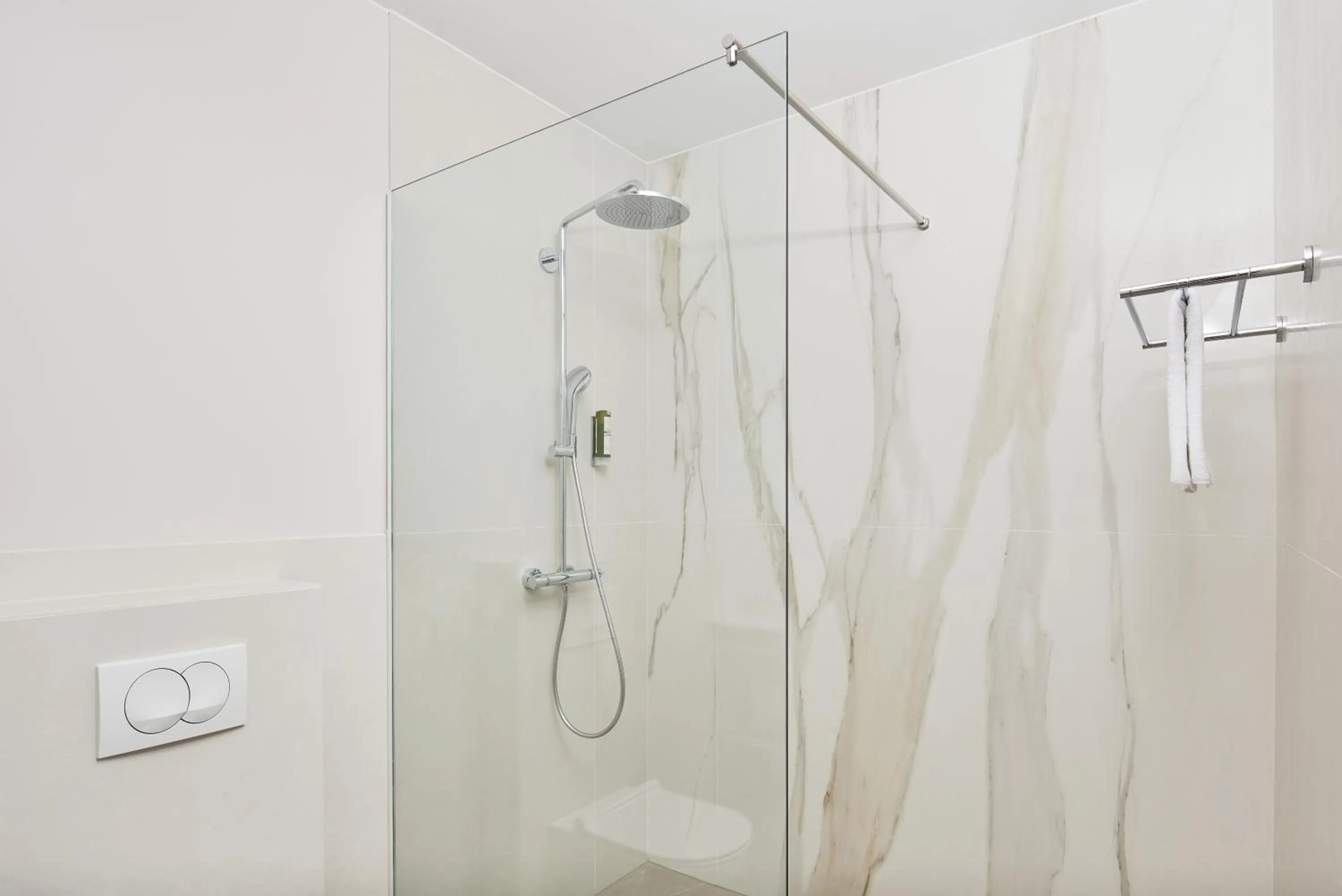 Shower in Eol Apartments Split