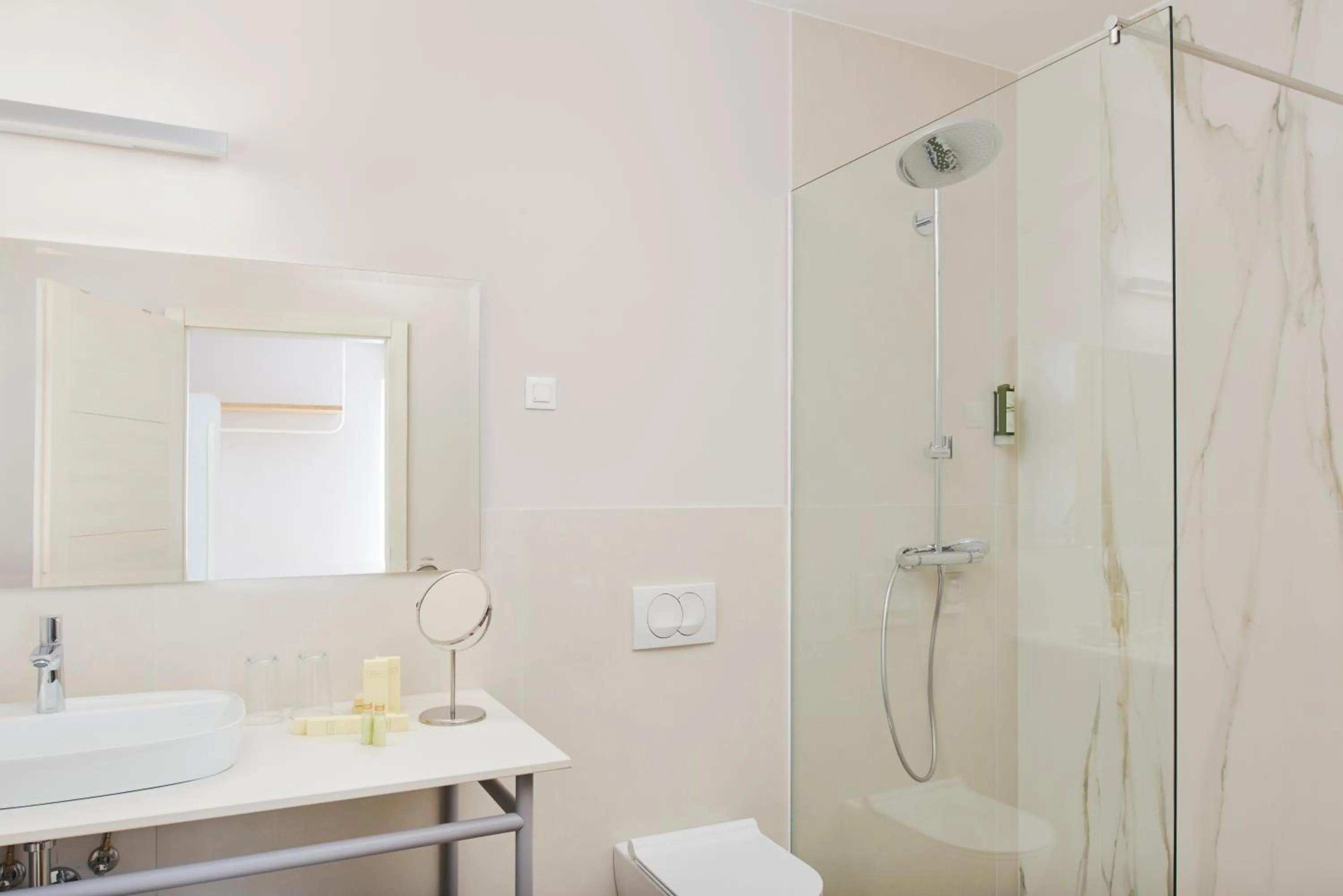 Shower in Eol Apartments Split
