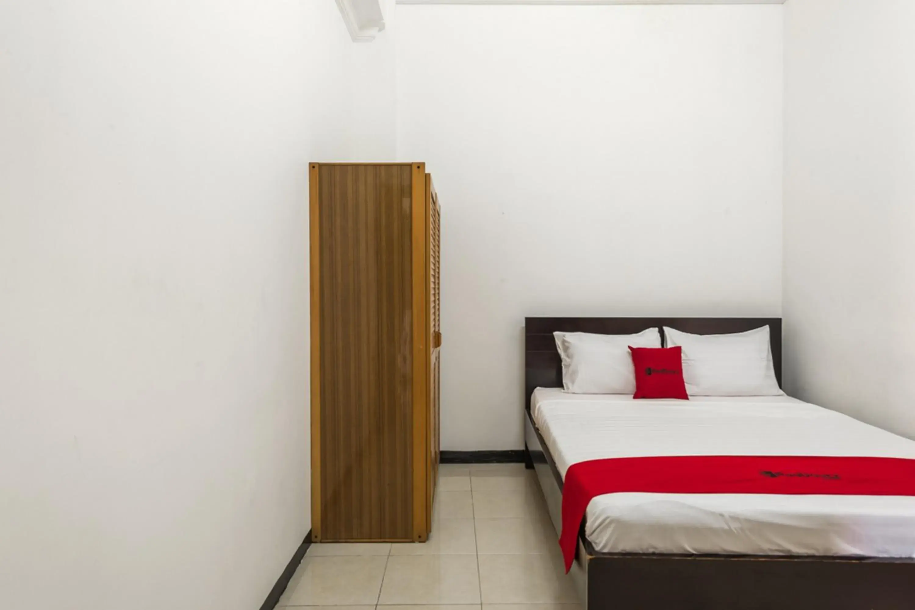 Bed in RedDoorz near Widya Mandala University Bed in RedDoorz near Widya Mandala University