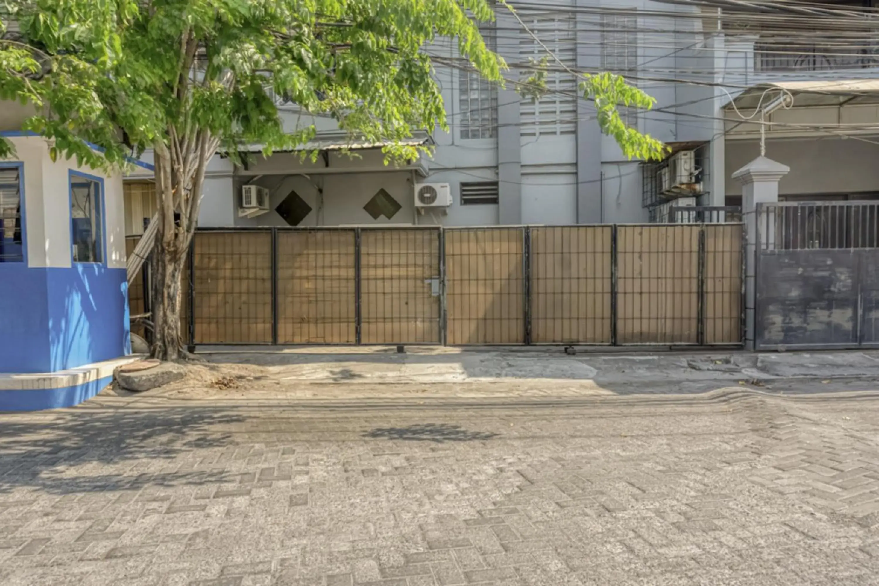 Facade/entrance in RedDoorz near Widya Mandala University Facade/entrance in RedDoorz near Widya Mandala University