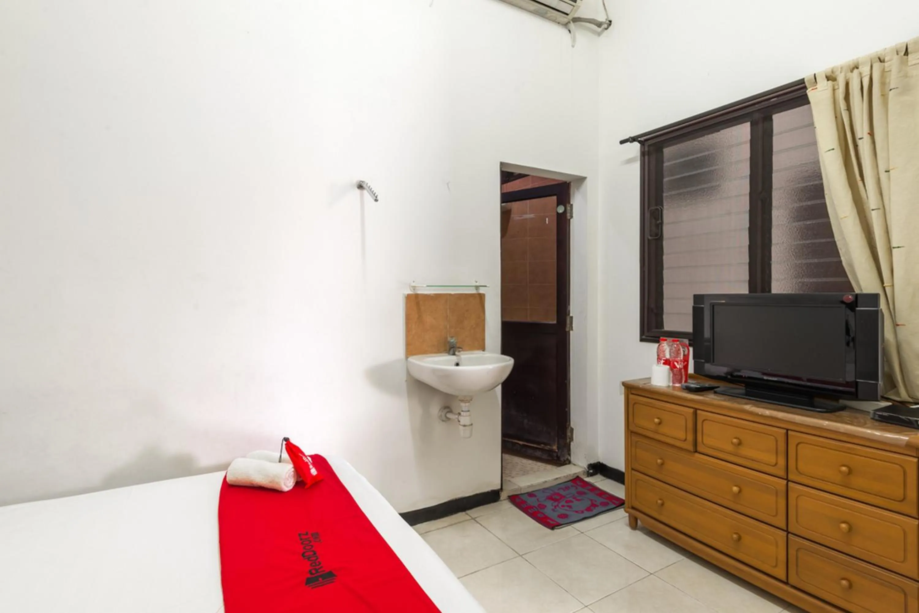 Bed in RedDoorz near Widya Mandala University