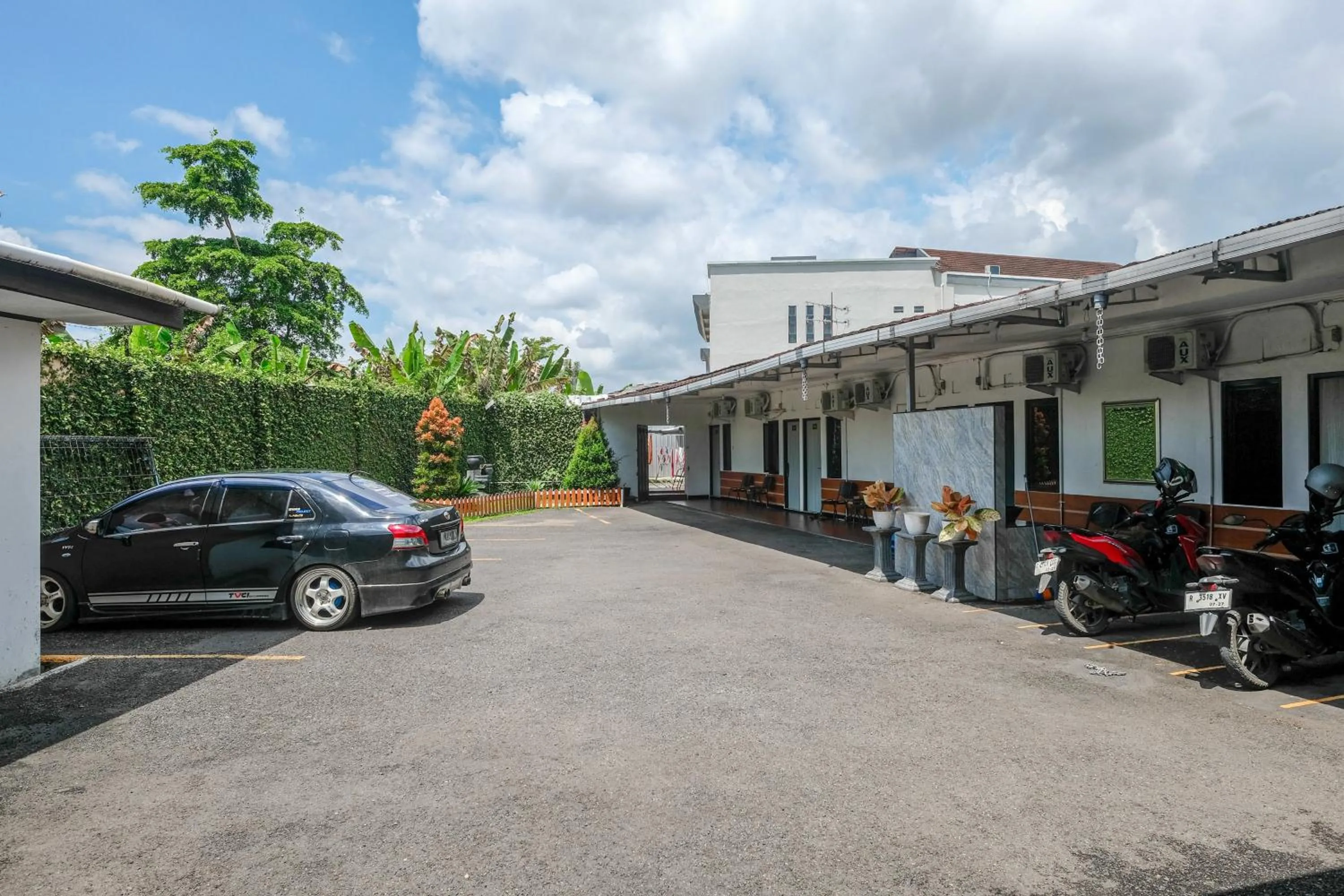 RedDoorz near GOR Satria 3