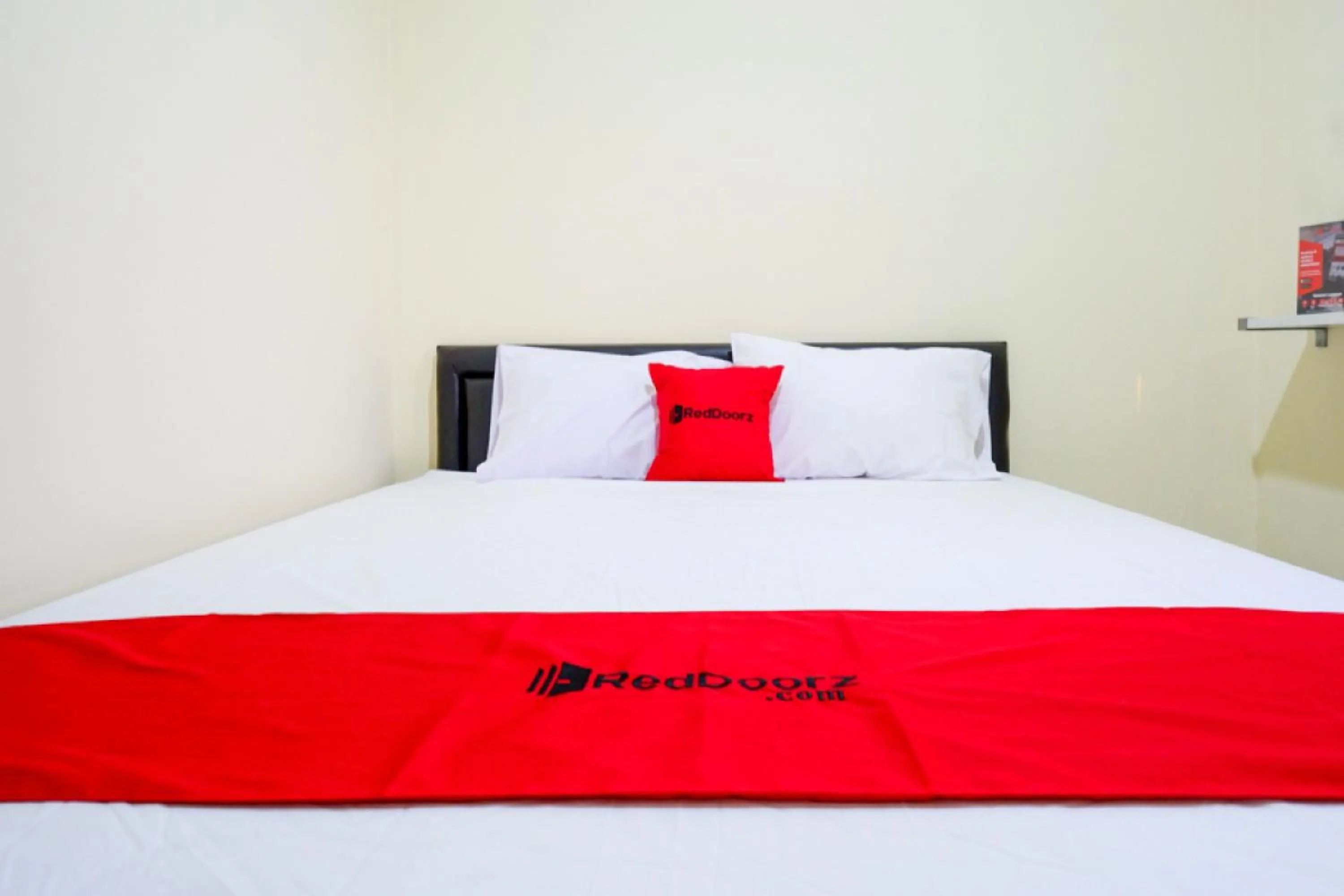 Bedroom, Bed in RedDoorz near GOR Satria 3