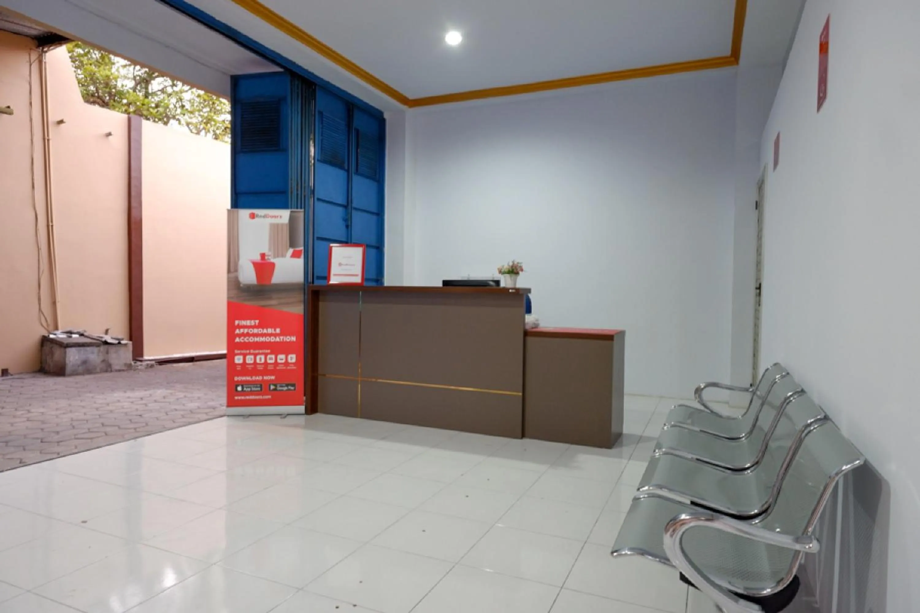 Lobby or reception in RedDoorz near GOR Satria 3