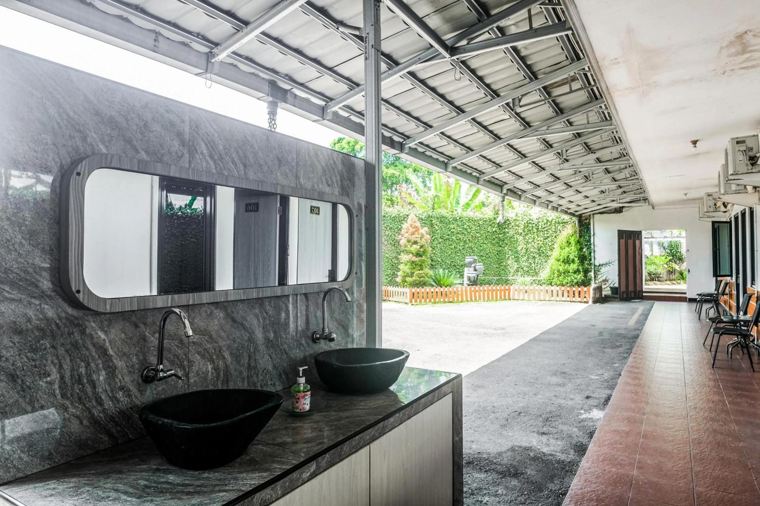 RedDoorz near GOR Satria 3