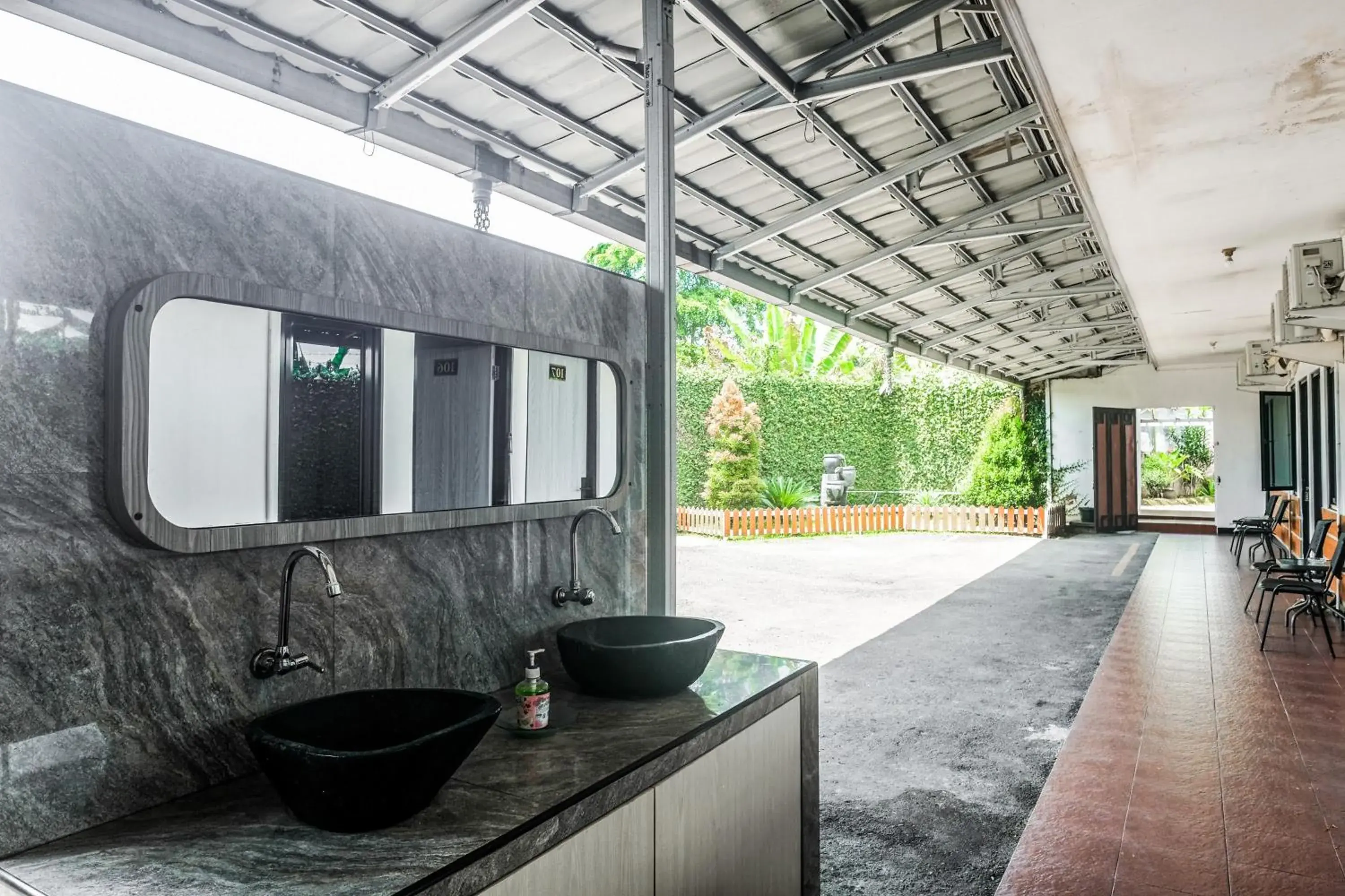 RedDoorz near GOR Satria 3 RedDoorz near GOR Satria 3