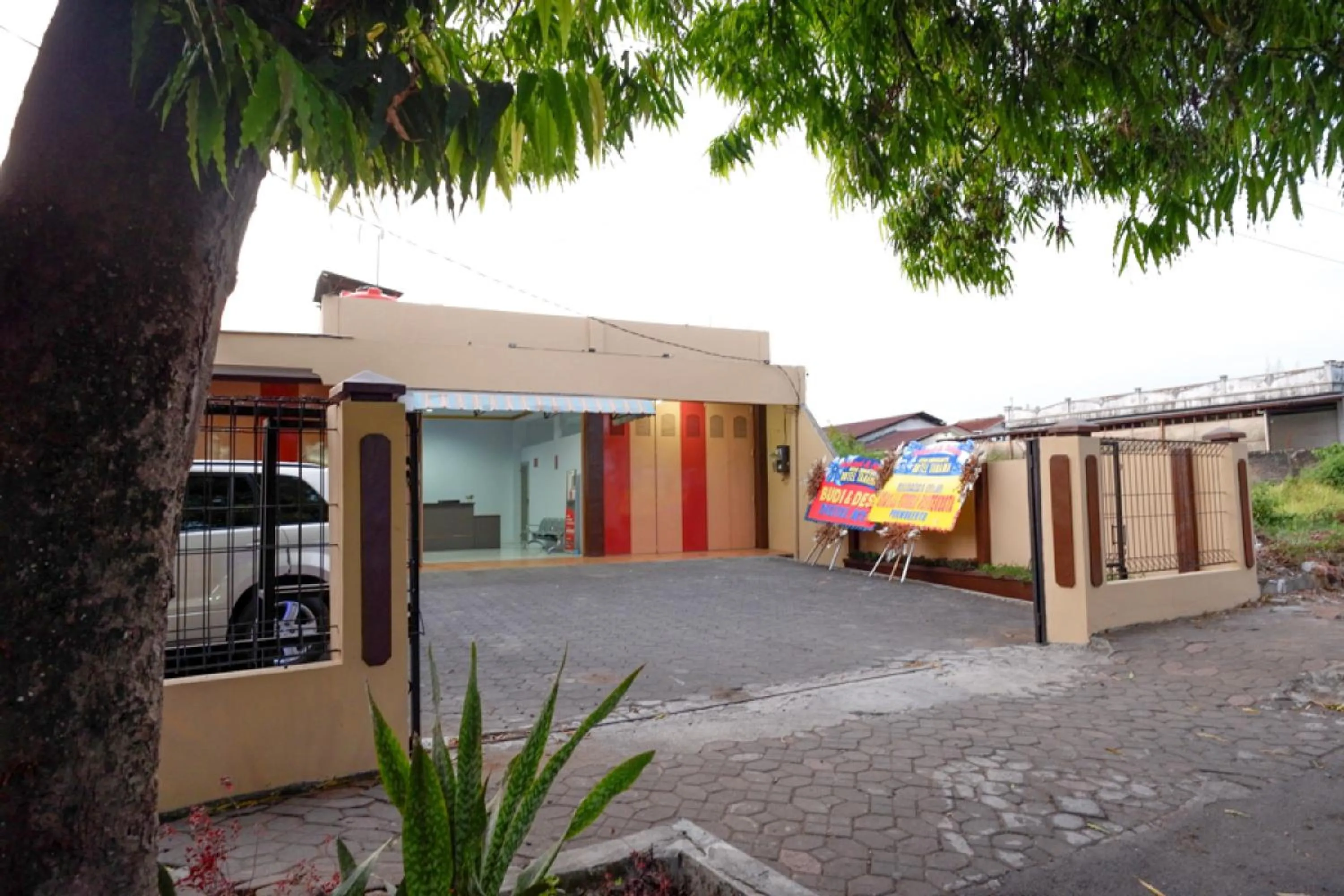 Facade/entrance in RedDoorz near GOR Satria 3