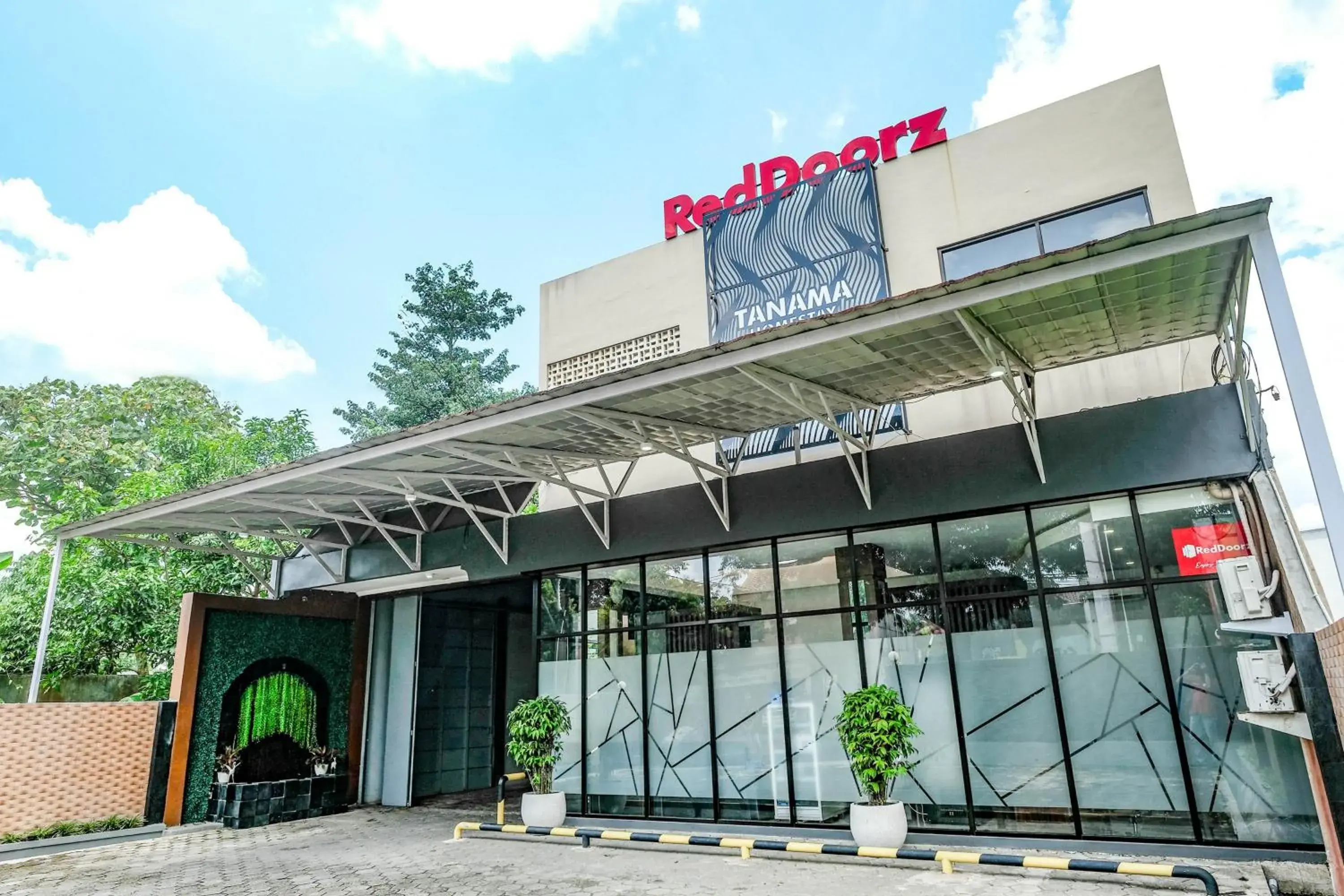 Facade/entrance in RedDoorz near GOR Satria 3 Facade/entrance in RedDoorz near GOR Satria 3