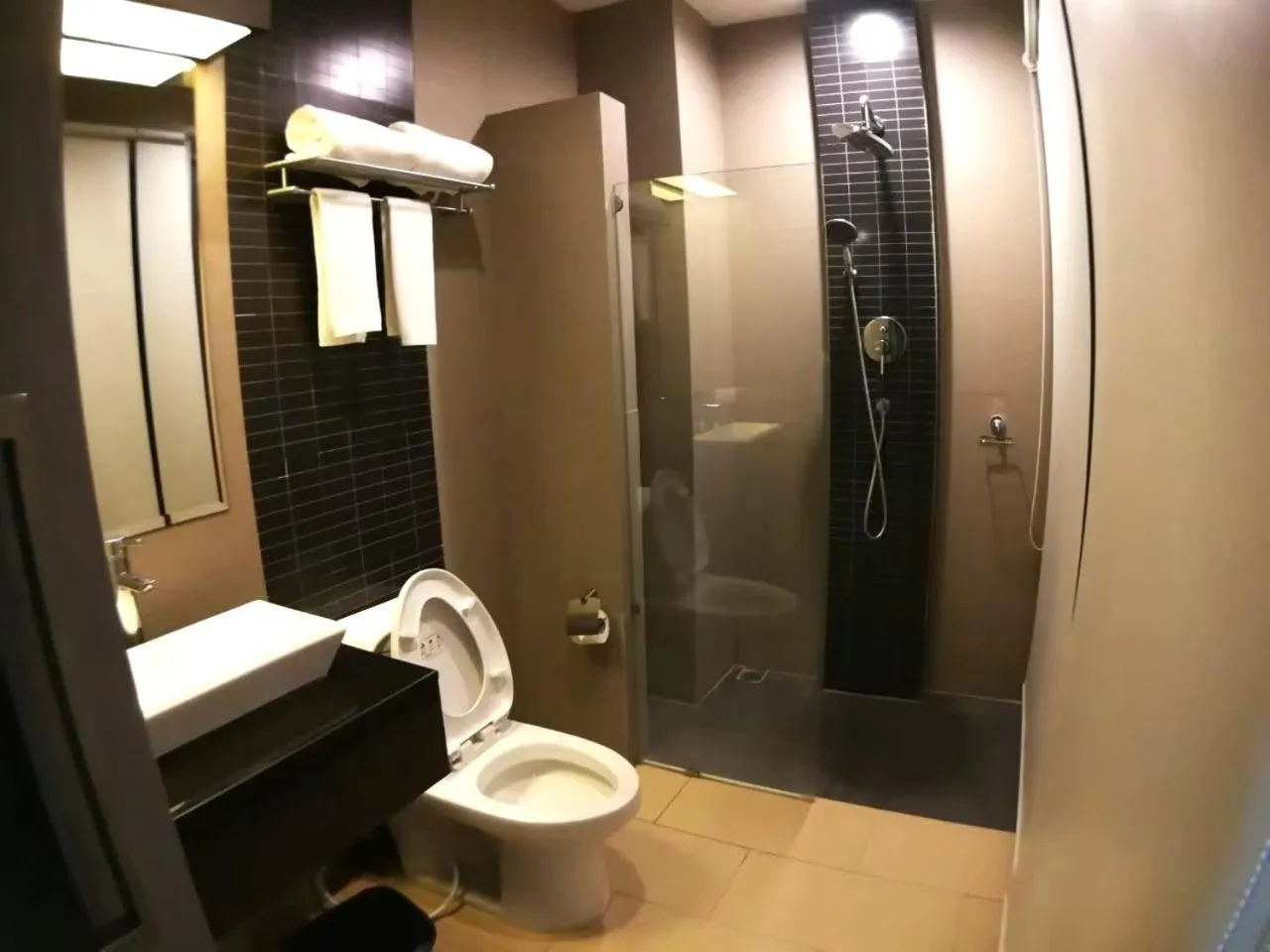 Shower in Sky dome resotel - โรงแรมสกายโดม รีโซเทล