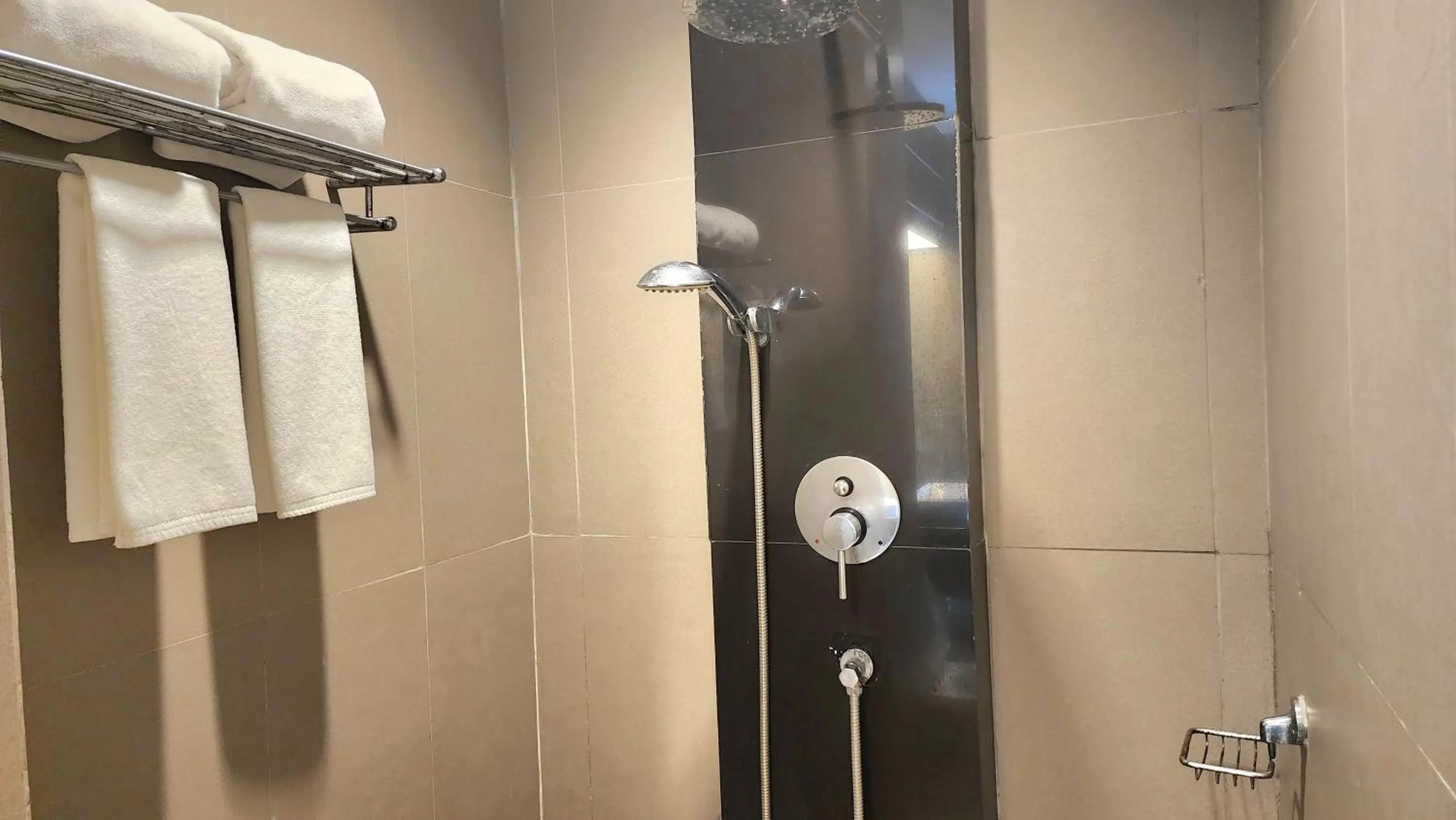 Shower in Sky dome resotel - โรงแรมสกายโดม รีโซเทล