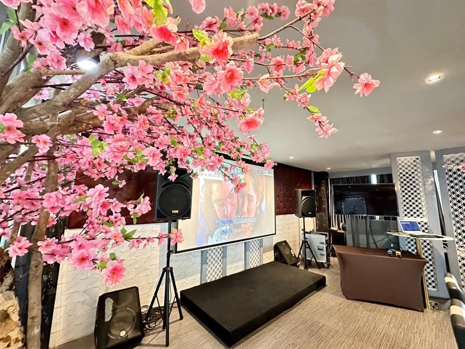 Restaurant/places to eat in Sky dome resotel - โรงแรมสกายโดม รีโซเทล