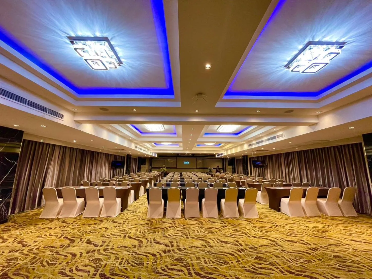 Restaurant/places to eat in Sky dome resotel - โรงแรมสกายโดม รีโซเทล