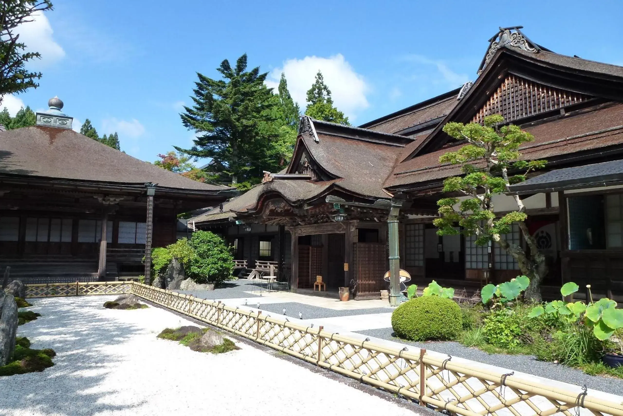 Facade/entrance in Koyasan Shukubo Yochiin Facade/entrance in Koyasan Shukubo Yochiin