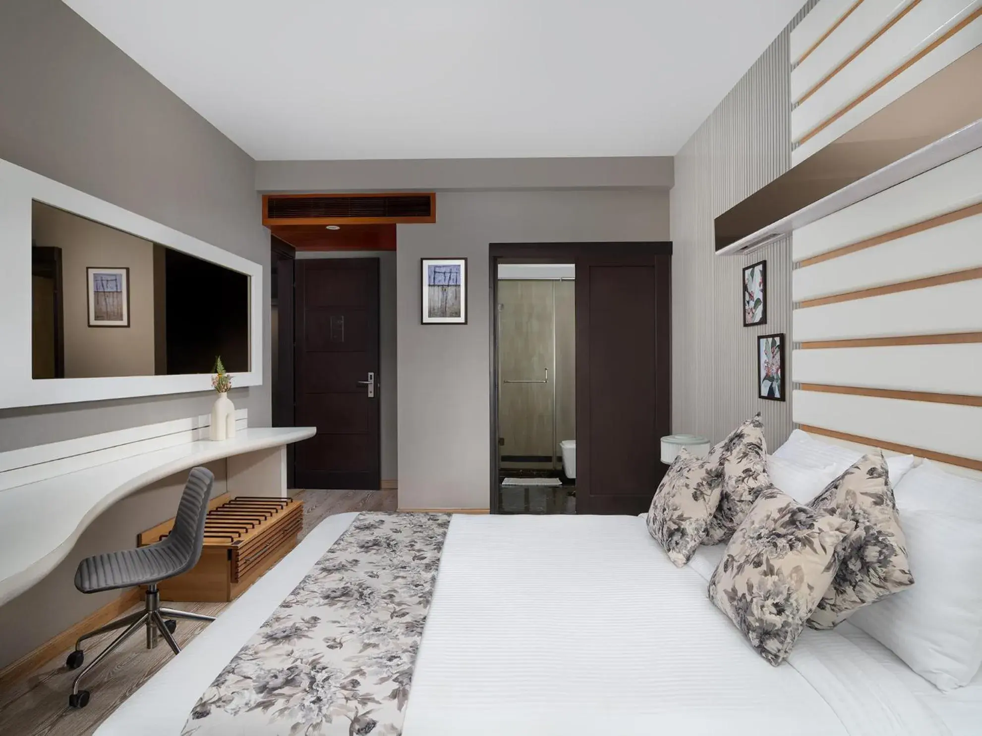 Photo of the whole room, Bed in The Atara Near Golf Course Road Photo of the whole room, Bed in The Atara Near Golf Course Road