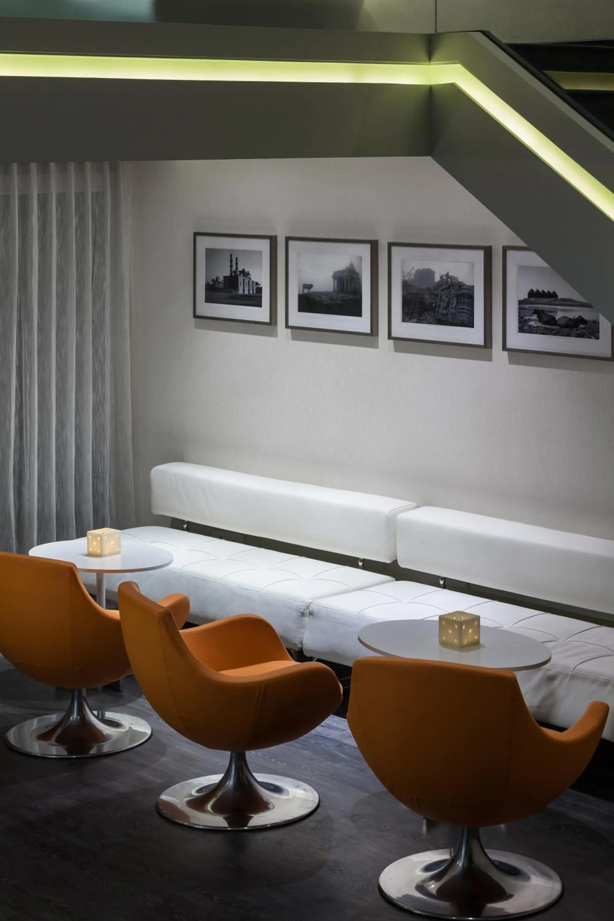 Lobby or reception in The Atara Near Golf Course Road