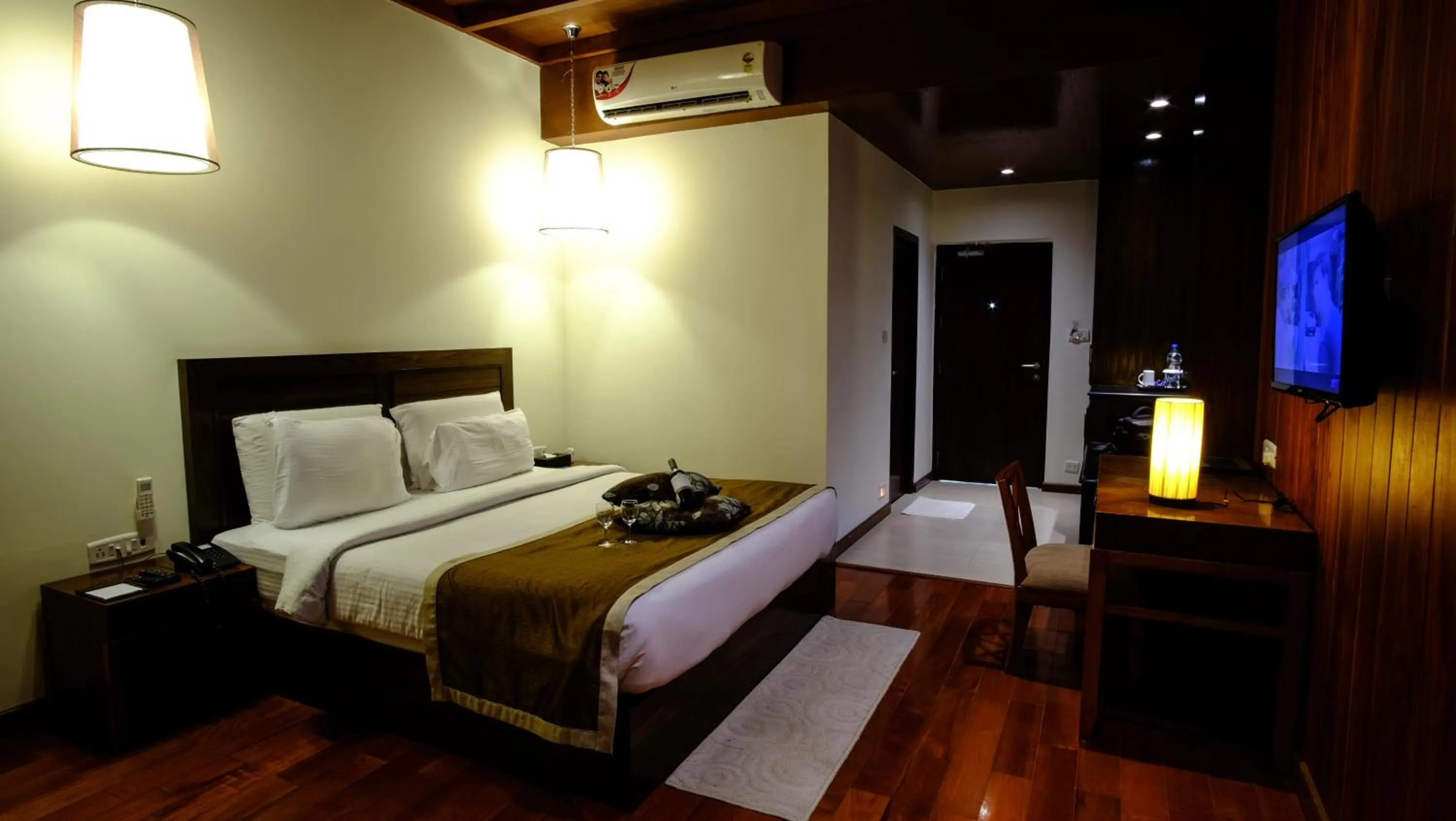 Bedroom, Bed in Sea Shell Neil