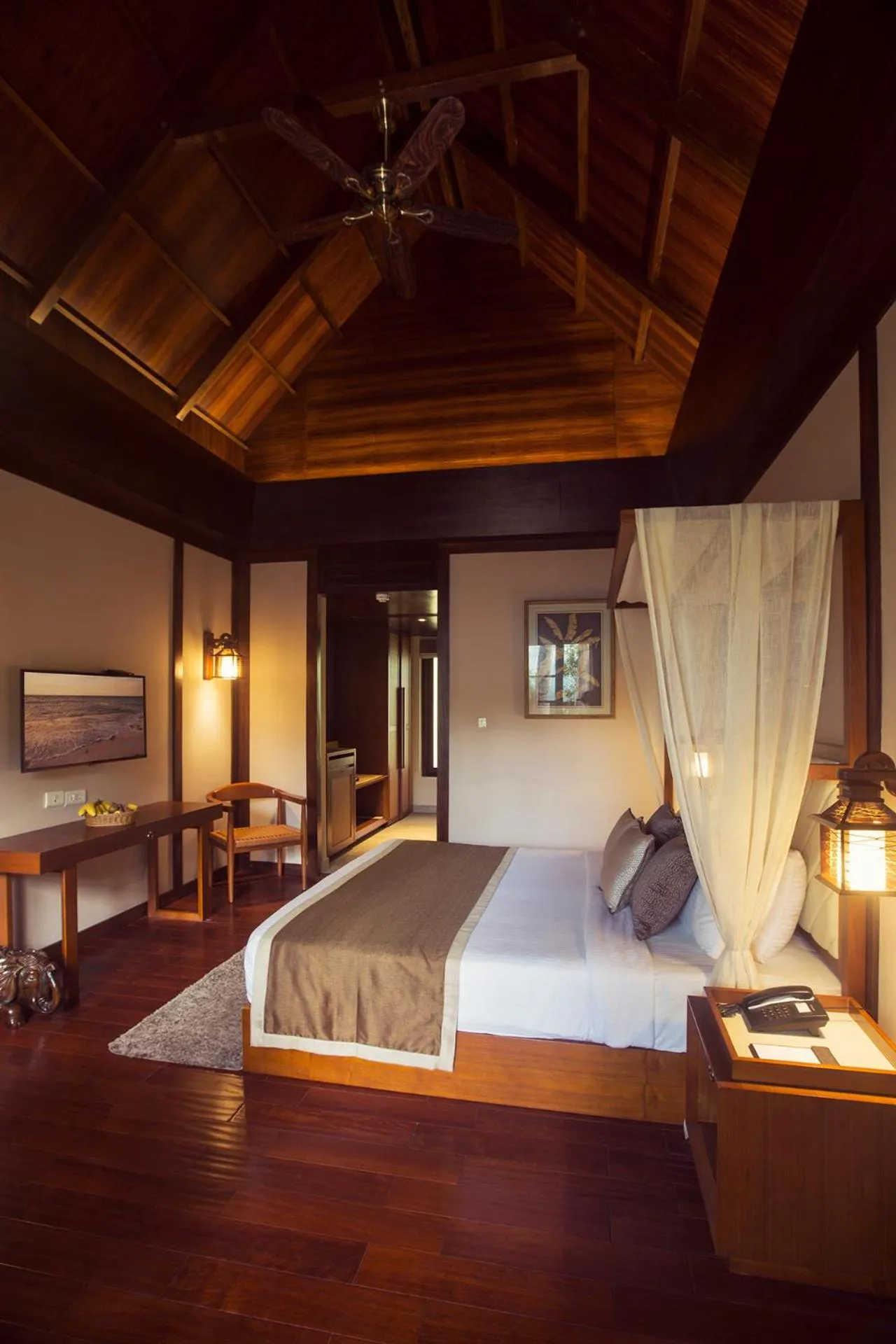 Bedroom, Bed in Sea Shell Neil