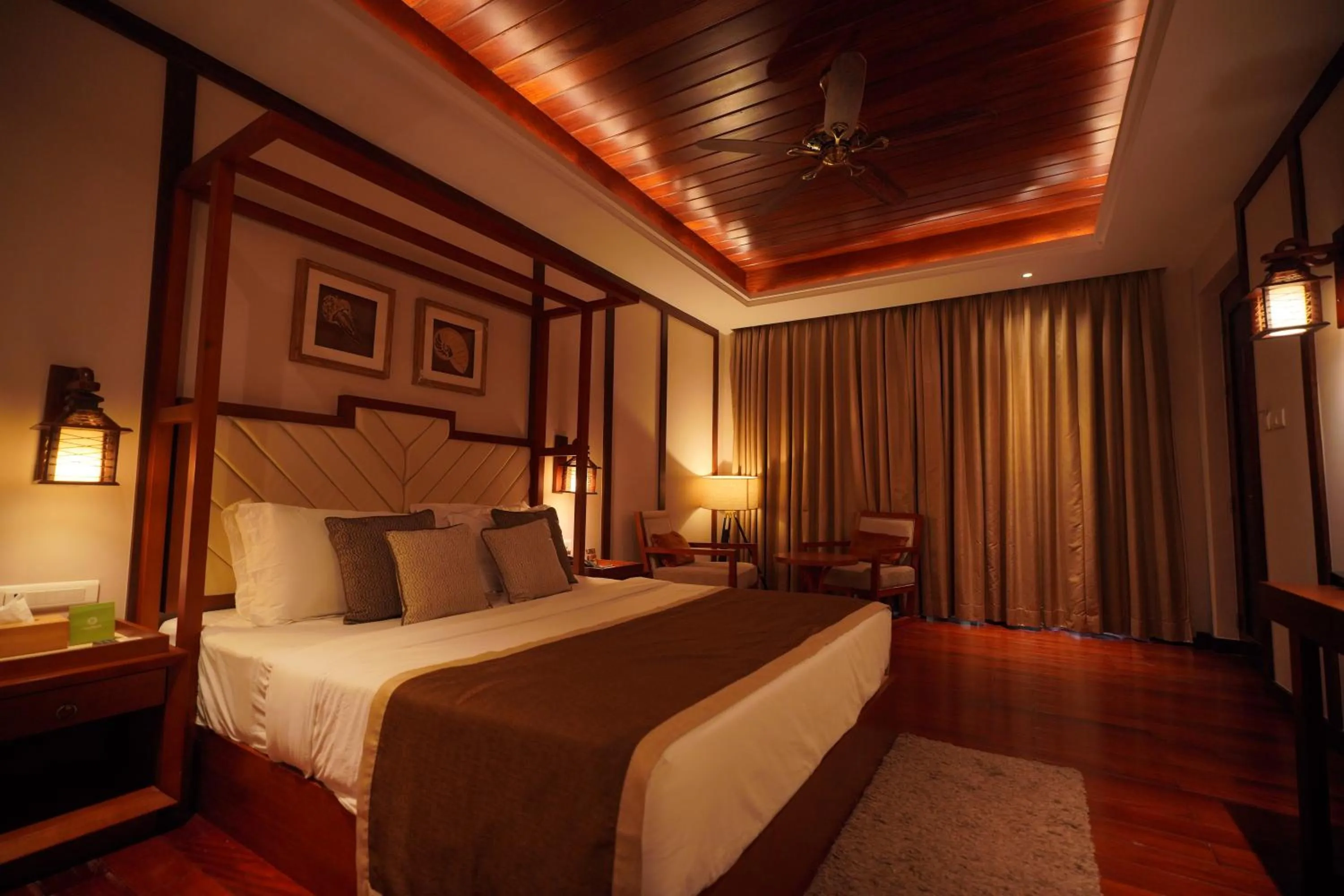 Bedroom, Bed in Sea Shell Neil