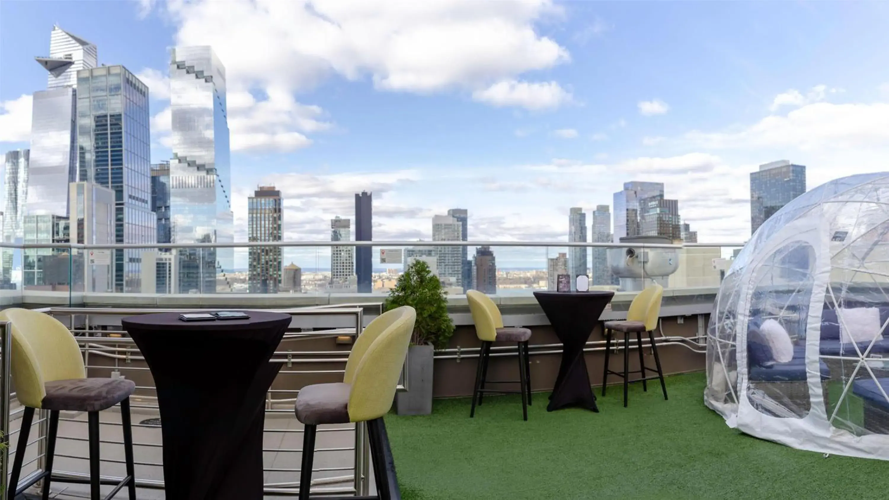 Lounge or bar in DoubleTree by Hilton New York Times Square South Lounge or bar in DoubleTree by Hilton New York Times Square South