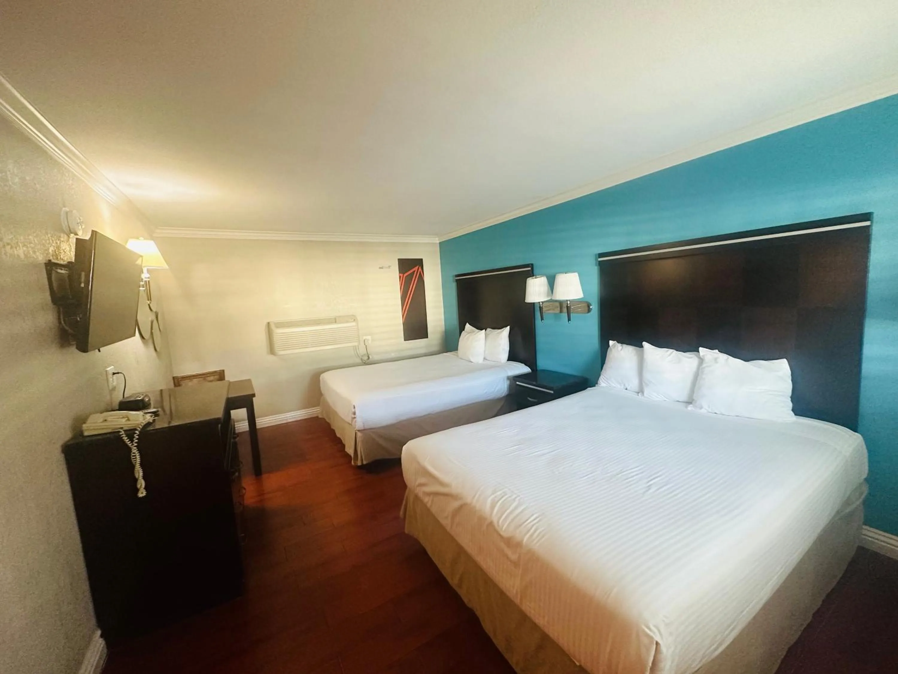 Photo of the whole room, Bed in Casa Blanca Hotel - Orange