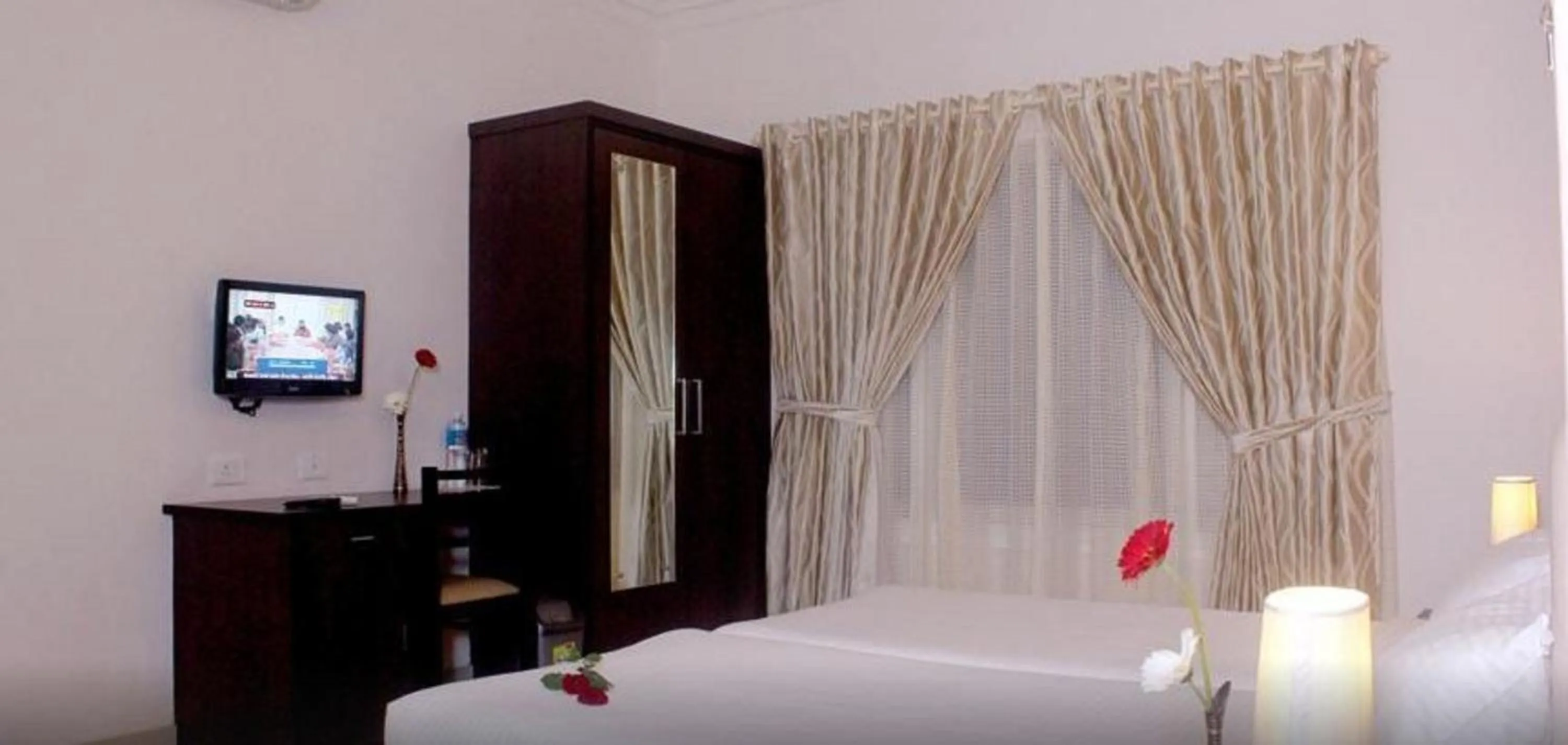 Photo of the whole room, Bed in Fort Abode