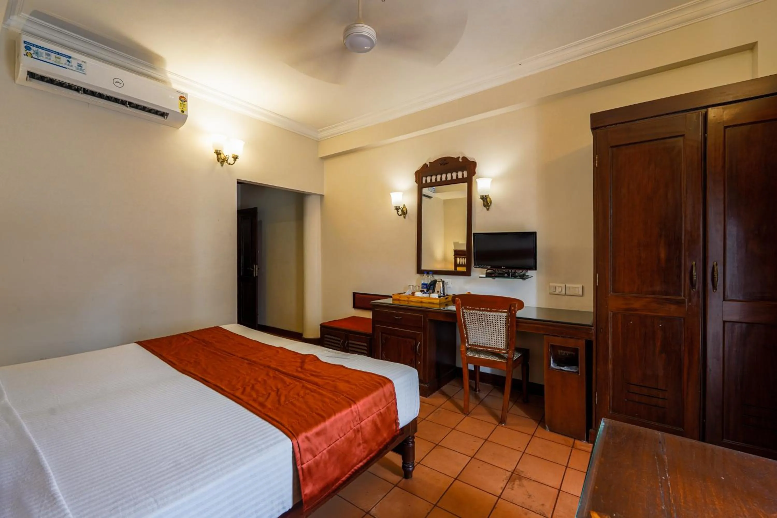 Photo of the whole room, Bed in Hotel Arches