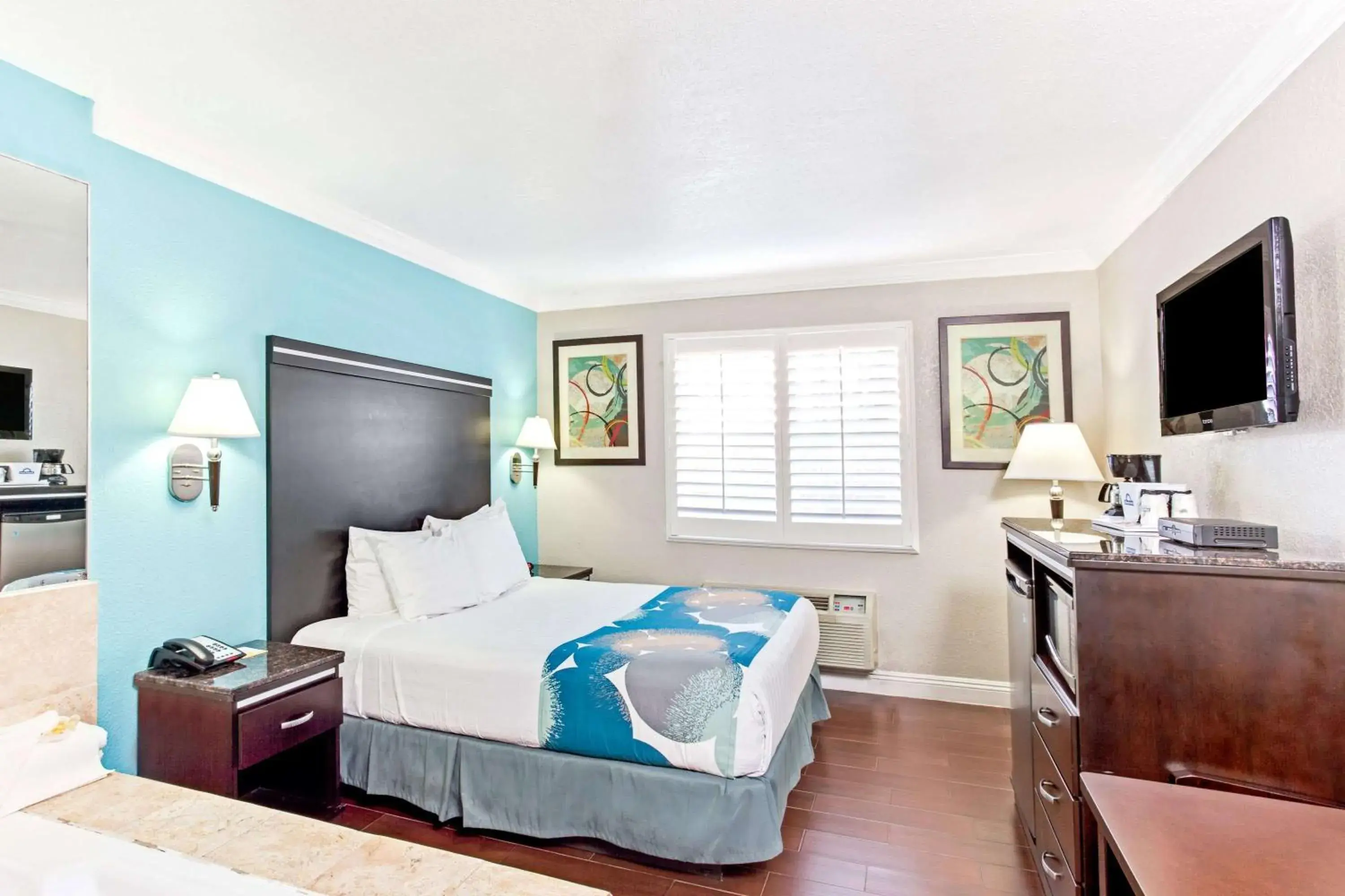 Bed in Cabana Inn & Suites Bed in Cabana Inn & Suites