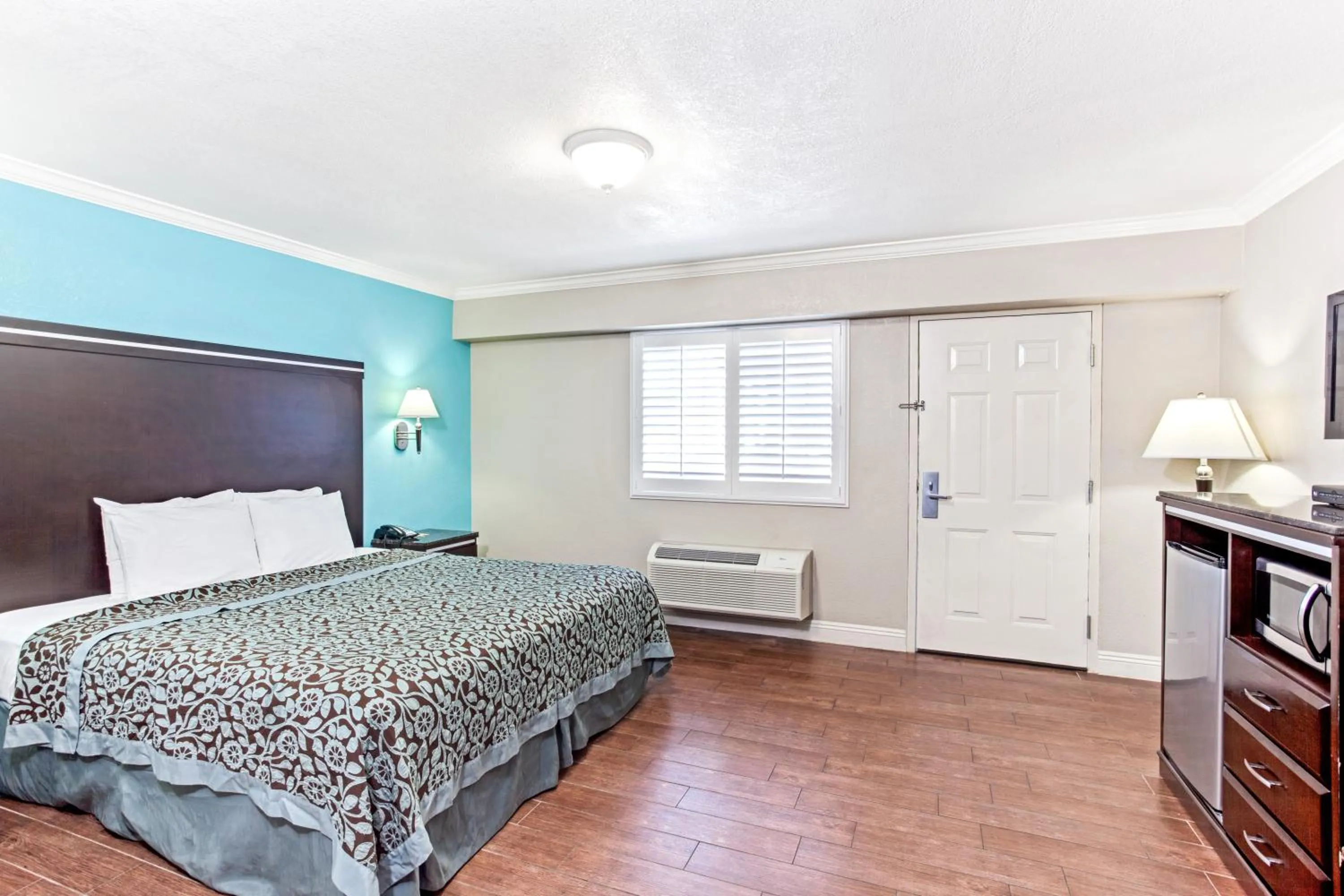 Bed in Cabana Inn & Suites