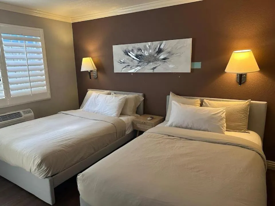 Bed in Cabana Inn & Suites