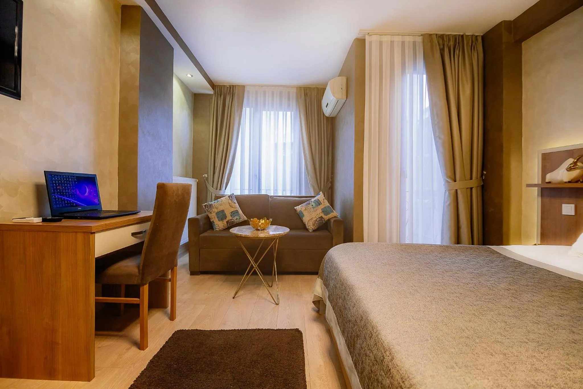 Seating area, Bed in Kavalalı Suites